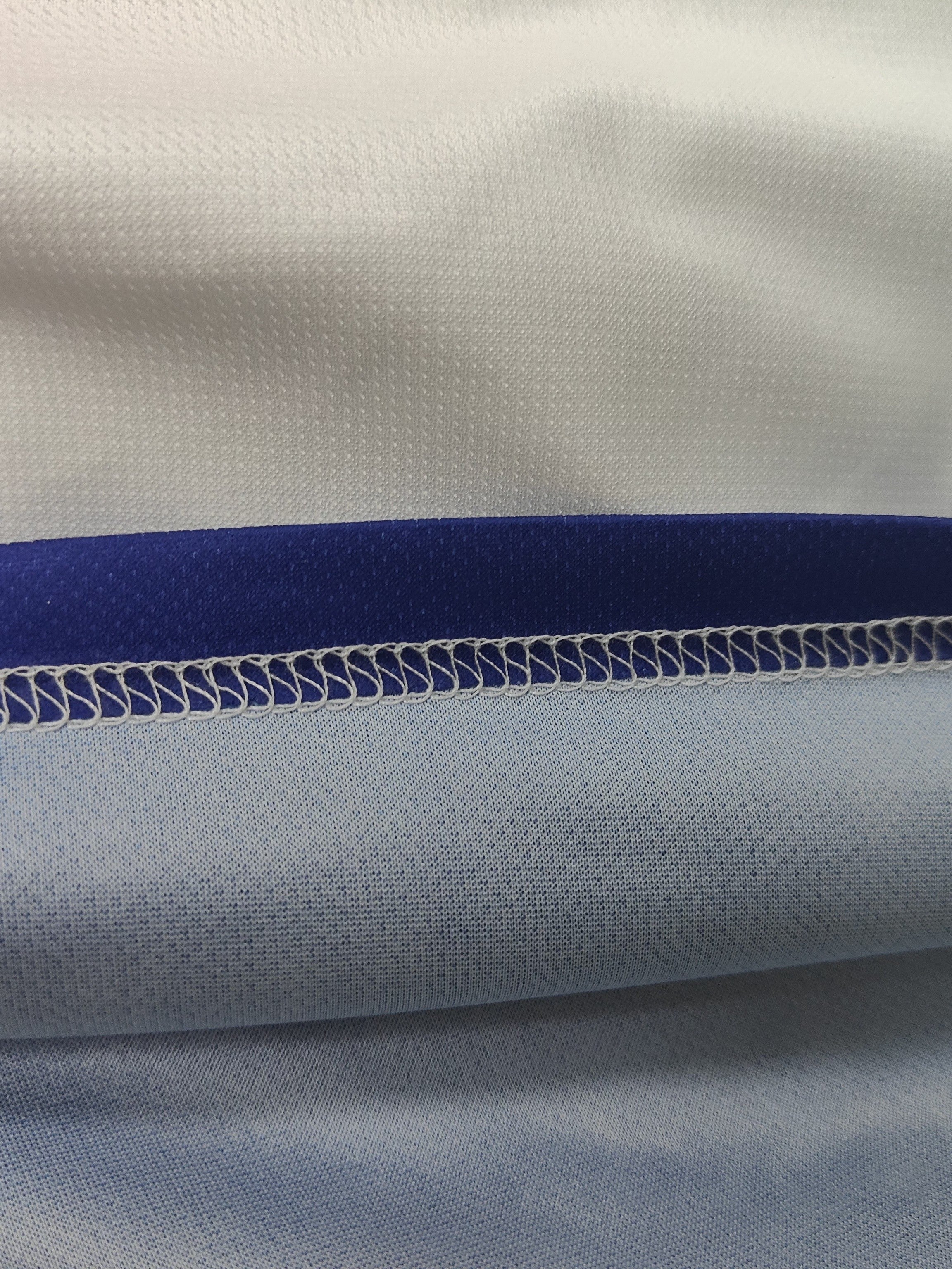 Katta o'lchamdagi erkaklar uchun "King" grafik printli ikki qismli futbolka va shortlar to'plami, mashg'ulotlar va ochiq havoda faoliyatlar uchun mukammal. Katta va baland erkaklar uchun zamonaviy ortiqcha o'lchamdagi sport kiyimi.