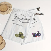 Kartoshka va piyoz uchun mustahkam polyester saqlash sumkasi, ularni yangi saqlash va o'sishining oldini olish uchun tortish ipi bilan ta'minlangan. Rang-barang dizayn, oziq-ovqat bilan aloqa qilmaslik uchun xavfsiz.