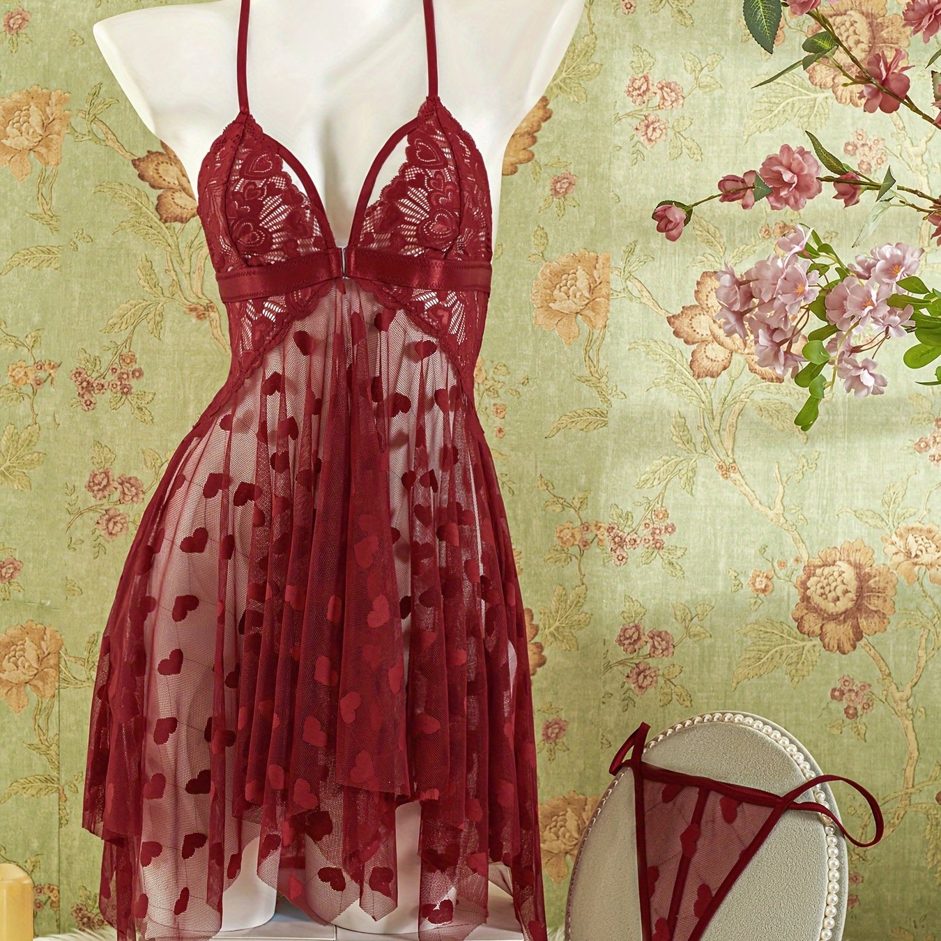 Ayollar uchun sexy uyqu kiyimlari va ichki kiyimlar uchun yurak dizayni chuqur V-shaklidagi slip ko'ylak va thong to'plami.