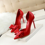 Туфли на шпильке с бантом и боковыми вырезами. Стильный дизайн без застежки.