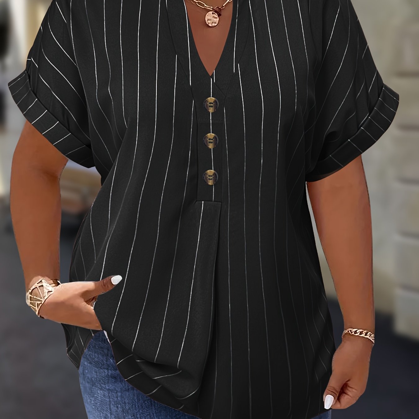 Plus o'lchamdagi ayollar bluzkasi chiziqli raglan ko'kraklar bukilgan yelka o'rashli bo'yinbog'li bezakli tugmachalar