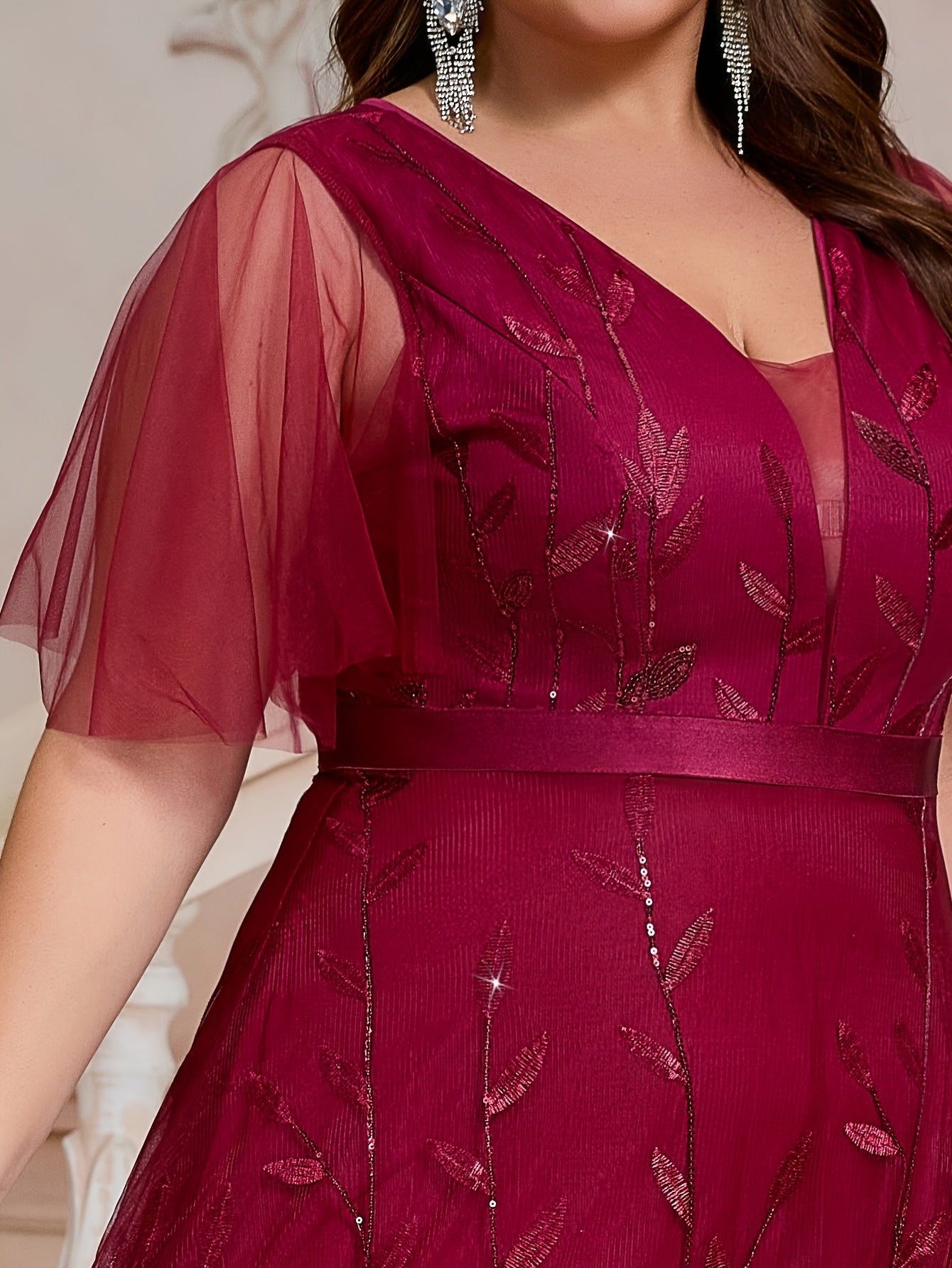 Plus Size Floral V-Neck Mother of the Bride Dress Long Sleeveless Gown Black White Leaf Pattern