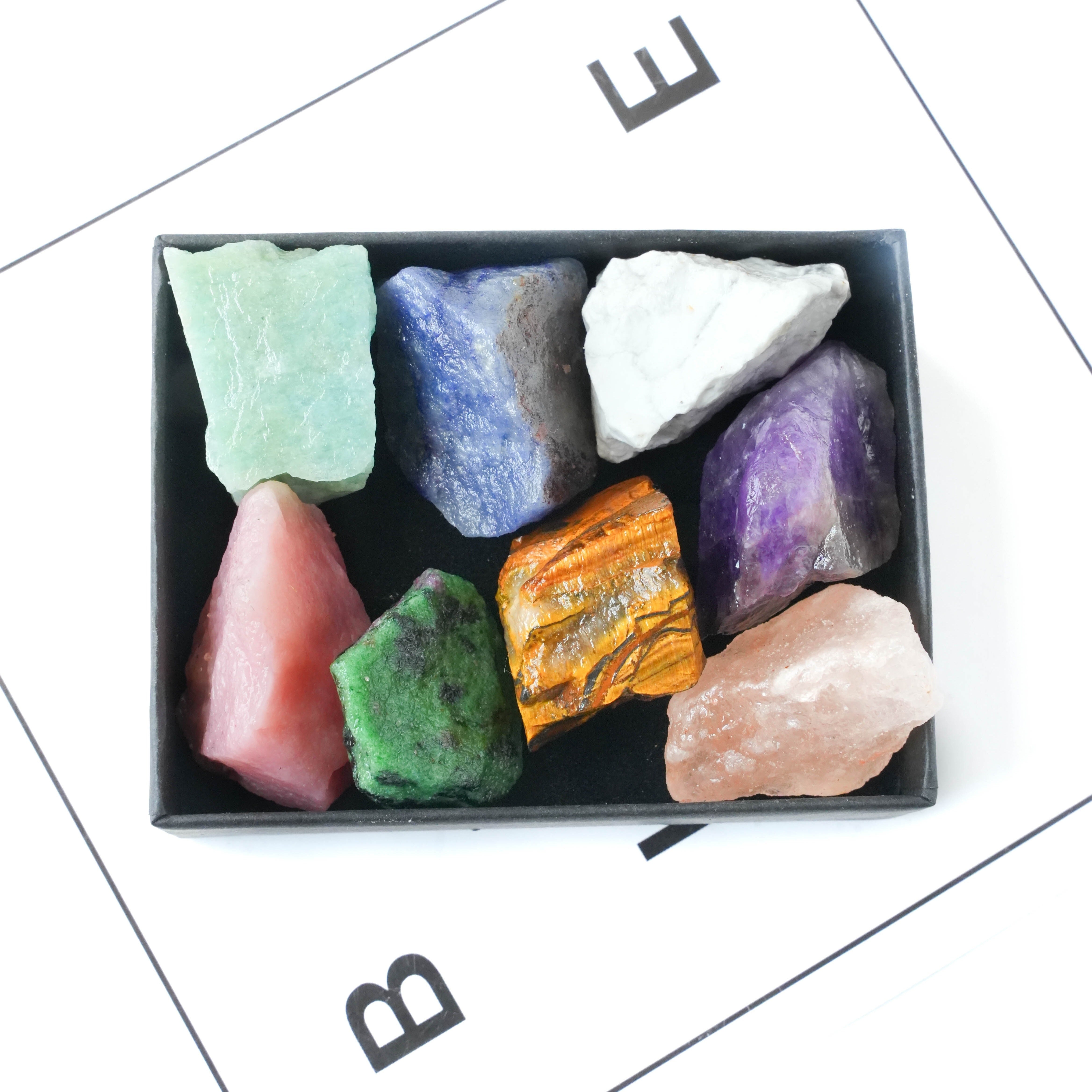 Набор из 8 крупных натуральных кристаллов и камней в коллекционной коробке из кристаллического гема