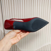 Шикарные туфли-слингбеки с заостренным носком, высоким каблуком-стилето, ремешком на щиколотке и искусственной обивкой в универсальном французском стиле для любого сезона.