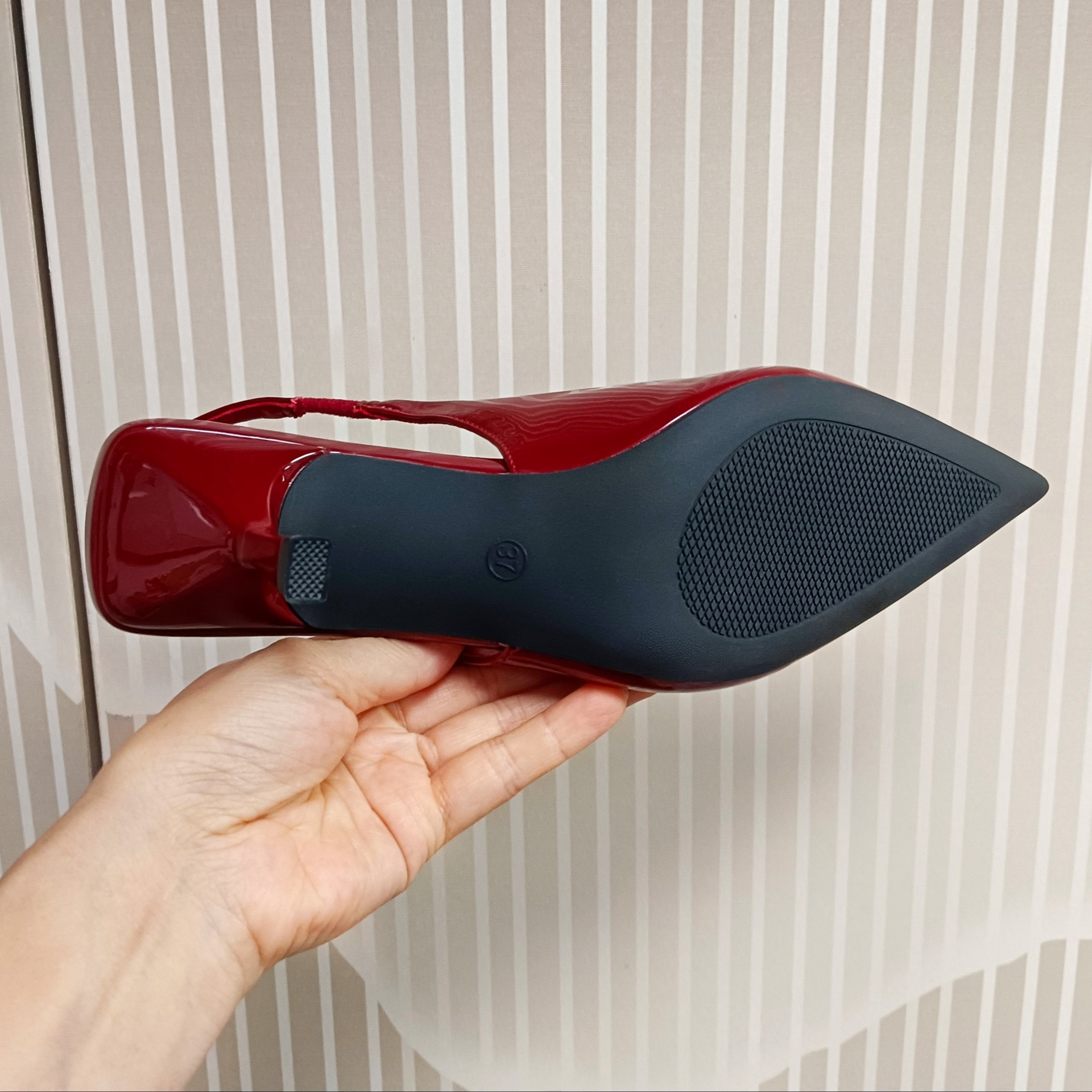 Шикарные туфли-слингбеки с заостренным носком, высоким каблуком-стилето, ремешком на щиколотке и искусственной обивкой в универсальном французском стиле для любого сезона.