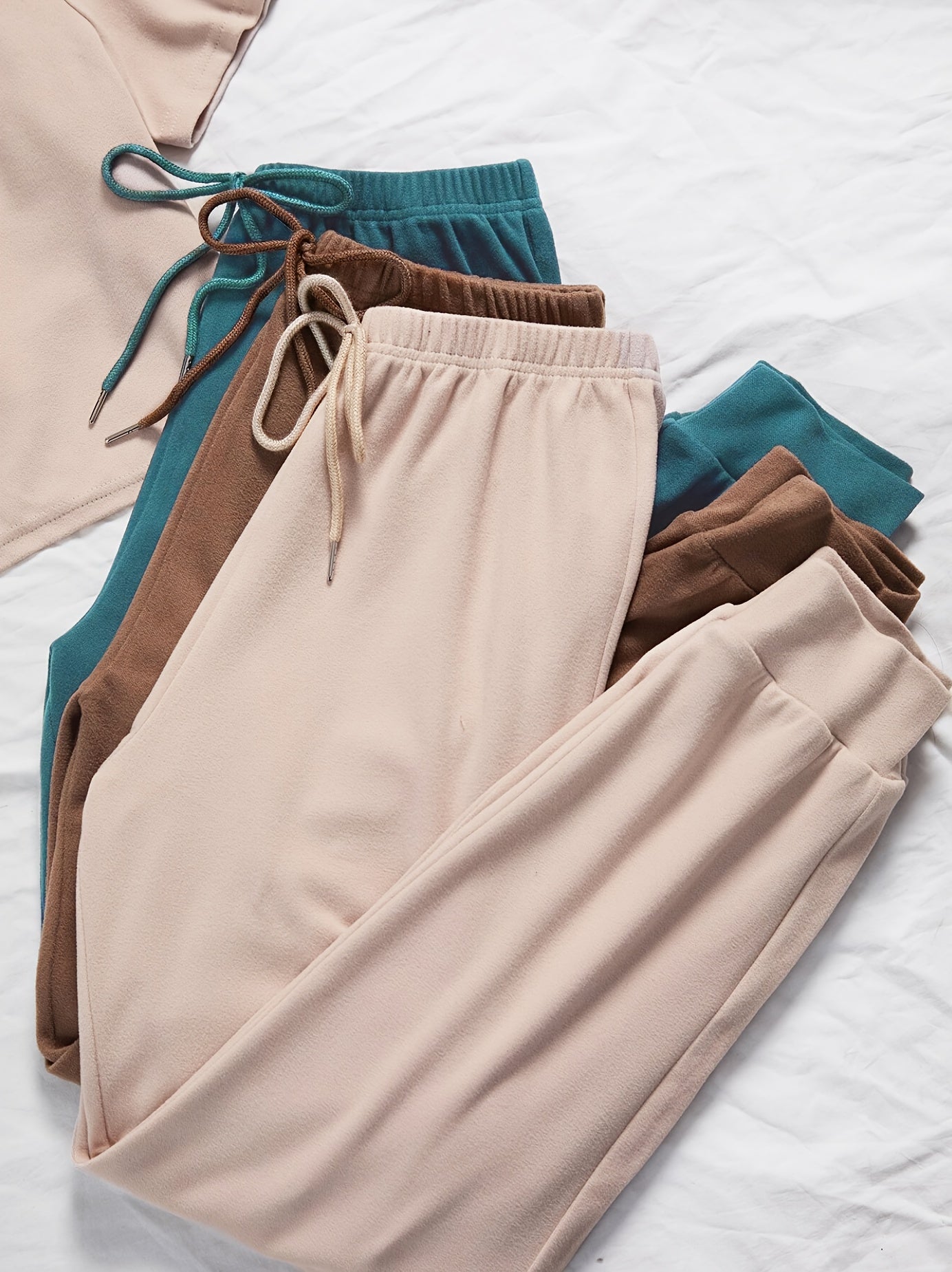 3 ta to'plam ayollar uchun bir rangli dam olish to'plamlari, qulay T-ko'ylak va bog'ichli shimlar bilan. Yengil tasodifiy kiyim uchun bir nechta ranglarda mavjud.