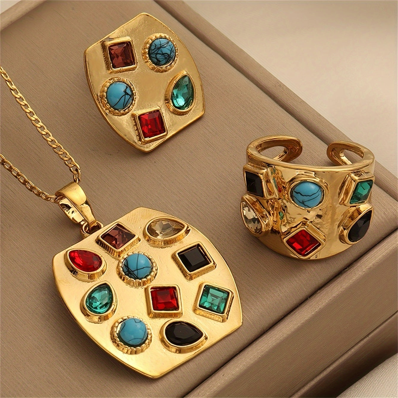 Vintage uslubidagi mis qotishma zargarlik to'plami, malaxit va rhinestone aksentlari bilan, nafis oltin qoplamada - to'plamga kvadrat pandantli marjon, quloq bilaguzuklari va uzuk kiradi - oddiy kiyim va sovg'a berish uchun ideal