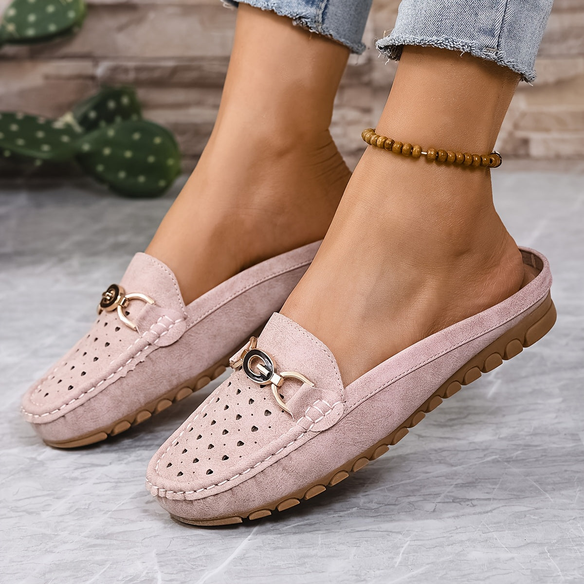 Ayollar uchun charmli ochib yuradigan flatslar, yurak kesimlari va metall zanjirli kamar bilan