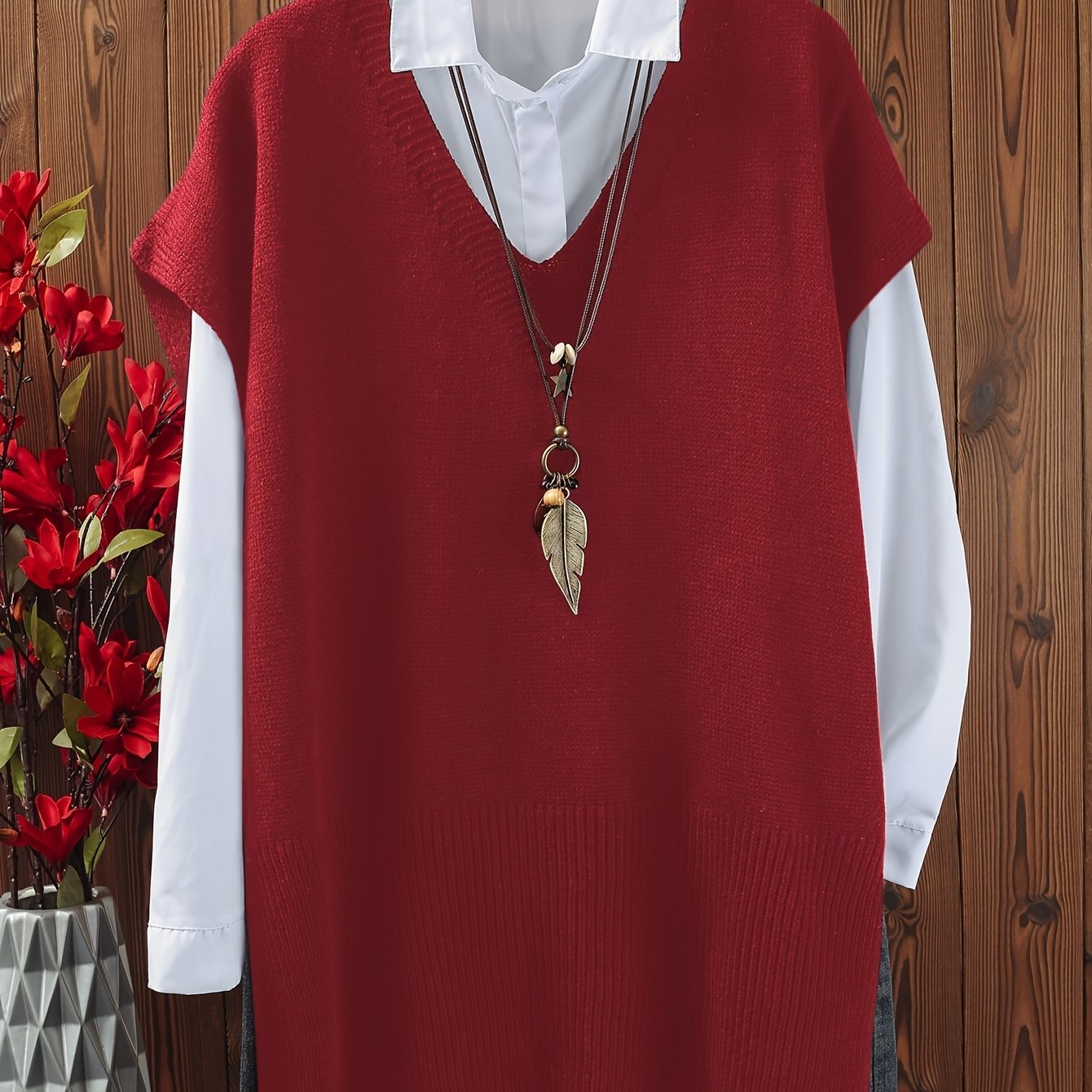 Katta o'lchamdagi ayollar uchun yirtqichlari bo'lgan bir rangli V-yuqori pullover.