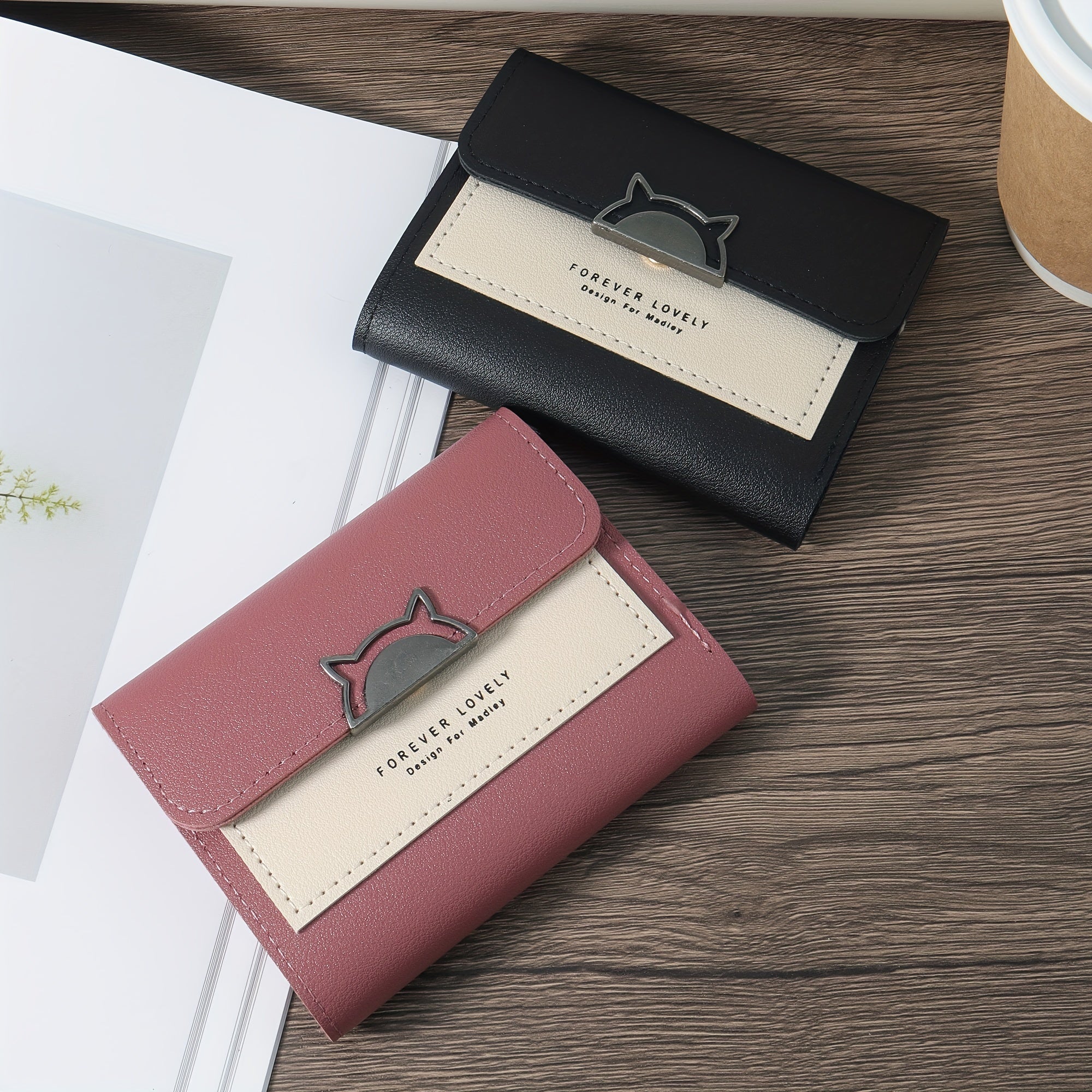 Mushuk metall bezakli, ko'p karta joylari va tangalar uchun cho'ntak bilan ixcham egiluvchan hamyon, qizil, pushti yoki qora ranglarda mavjud.