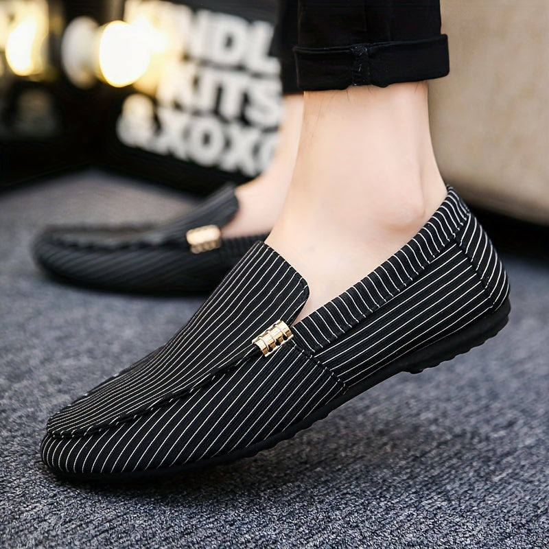 Mocasines slip-on de malla para hombre con patrón geométrico en negro y blanco para uso en exteriores