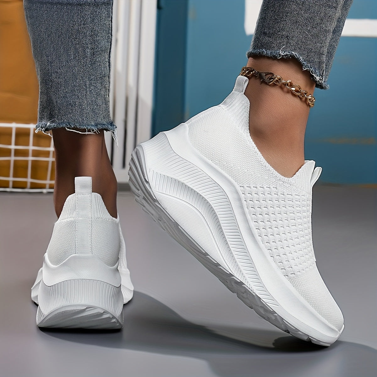 Ayollar uchun nafas oladigan slip-on sport oyoq kiyimlari oq rangda, kundalik va barcha mavsum uchun mos