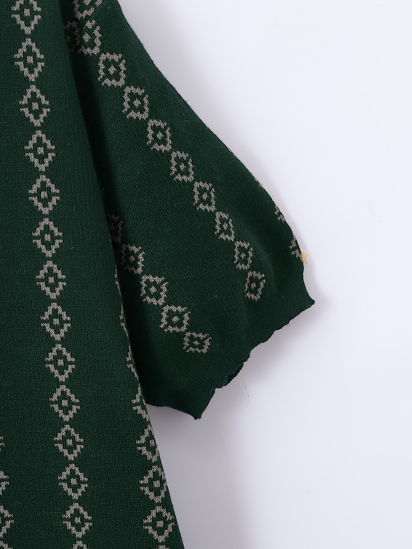 Men's Short Sleeve V-Neck Knit Sweater with Geometric Pattern for Fall Winter Casual