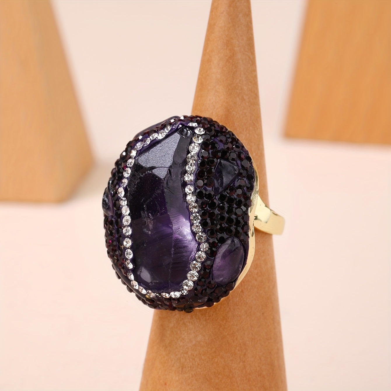 Turli rangdagi tabiiy kristall halqalardan tanlang, ularning o'ziga xos donalari va shakllari mavjud. Toshning energiyasining noaniqligini qabul qiling, chunki u Ona Tabiyatning tabiiy energiyasini o'ziga xos tarzda singdiradi.