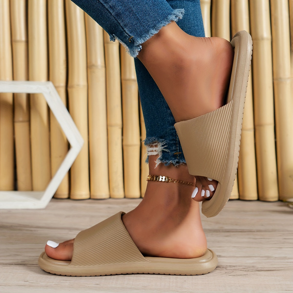 Erkaklar va ayollar uchun ochiq barmoqli slaydlar yumshoq EVA, sirg‘almasin, ichki va tashqi foydalanish uchun sandalь