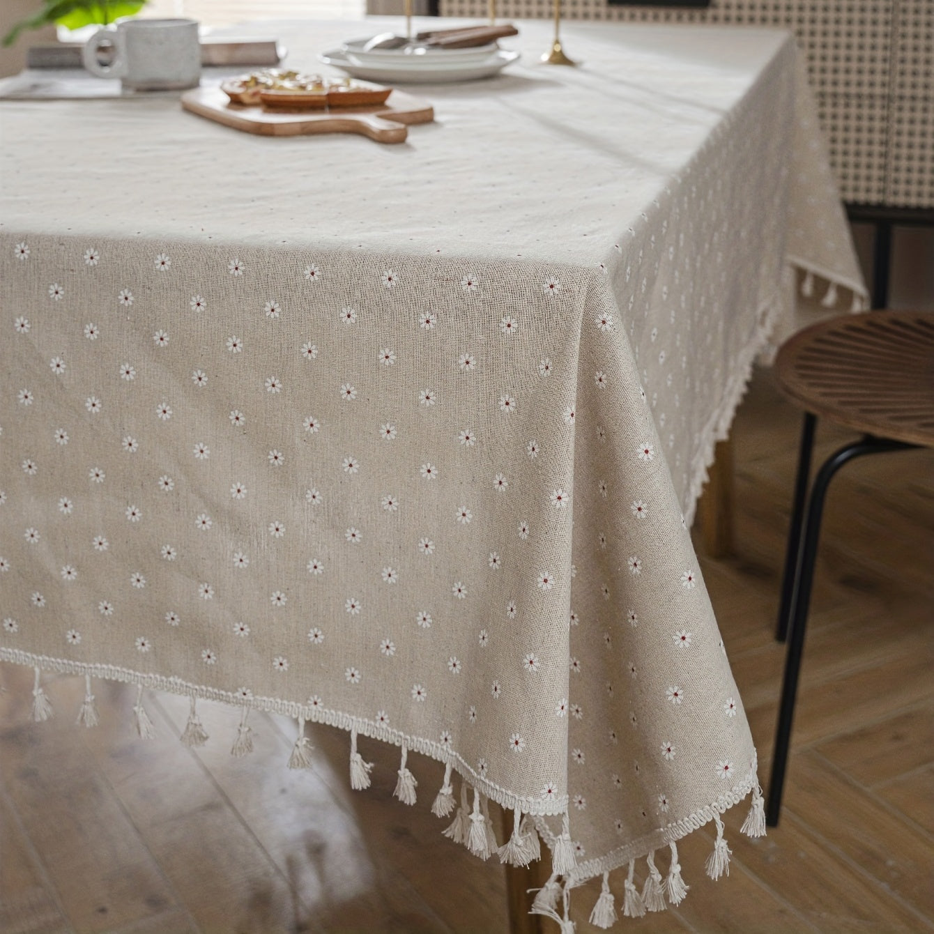 White Chrysanthemum and Beige Linen Print Farmhouse Floral Tablecloth Rectangular Polyester for Kitchen Dining