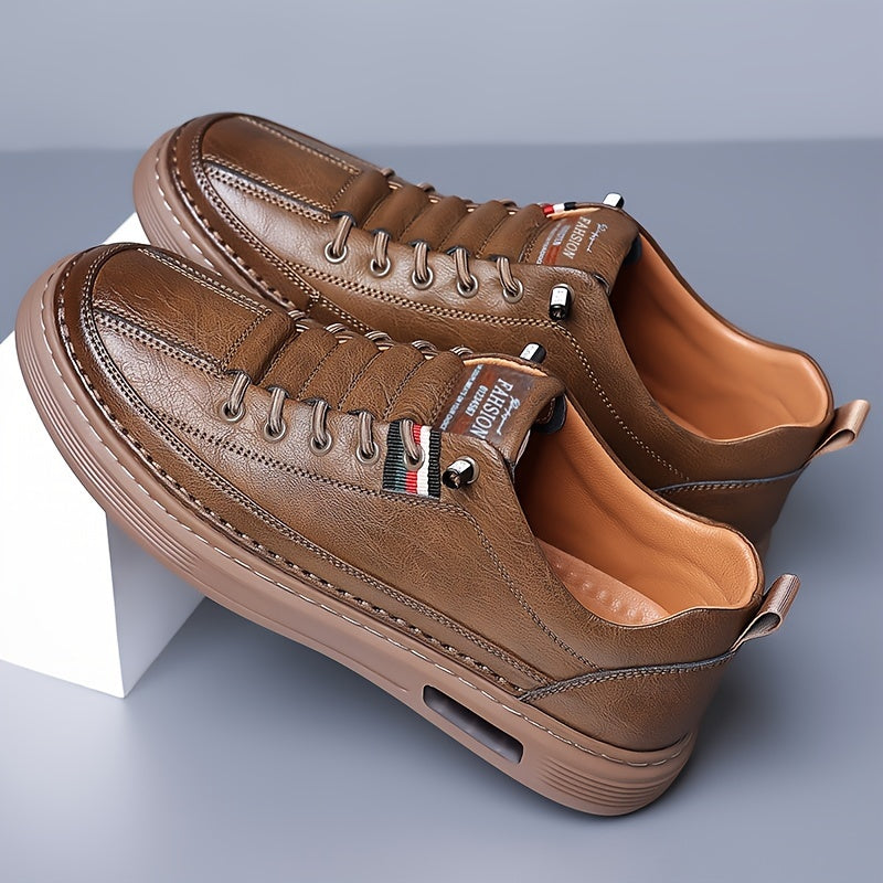 Qalin sirpanmaydigan tagliklarga ega bo'lgan tasodifiy erkaklar krossovkalari, yugurish va ochiq havoda faoliyatlar uchun retro uslubda, bog'ichli yopilish va qulay yostiq bilan ta'minlangan.