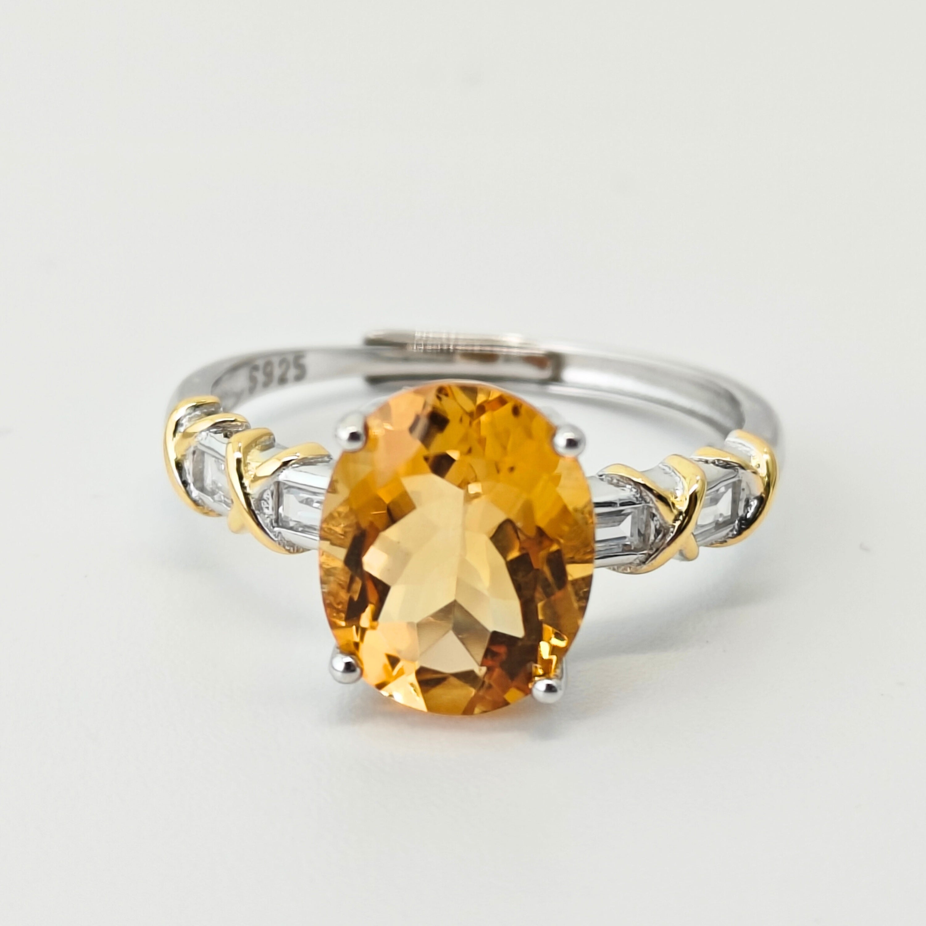 Стильное кольцо из серебра 925 пробы с регулируемой посадкой и натуральным камнем цитрин - идеально для праздников, романтических встреч и особых случаев.