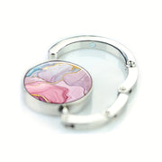 Percha de bolso plegable de mármol rosa, gancho portátil para bolsos en mesas