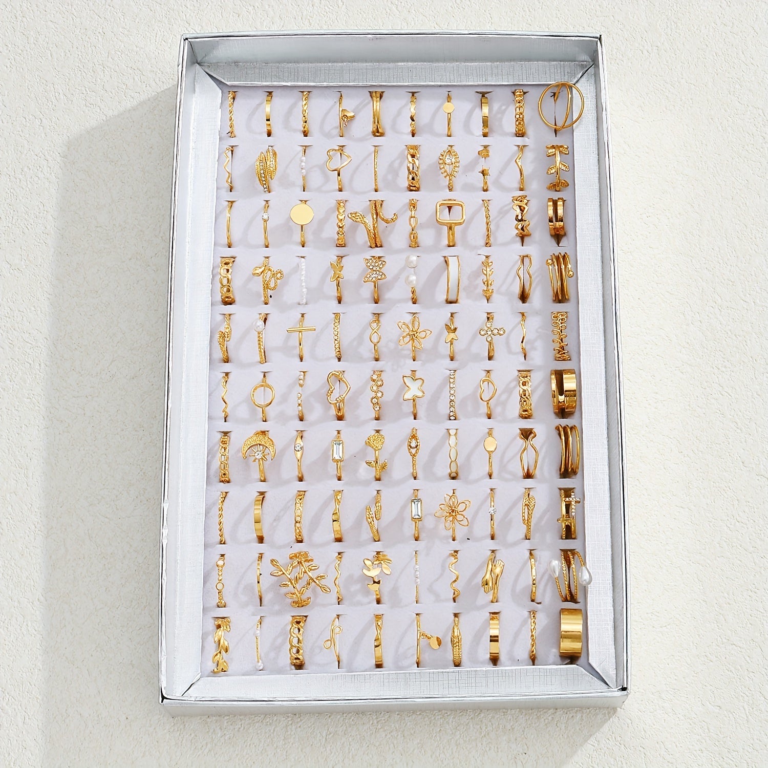 Ayollar uchun oddiy uslubdagi alyumindan tayyorlangan 52 ta aralash yurak, kapalak, barg va geometrik turdagi uzuklar to'plami. Bu ko'p qirrali moda aksessuarlar kundalik kiyim uchun ideal bo'lib, barcha fasllarga mos keladigan turli dizaynlarga ega.