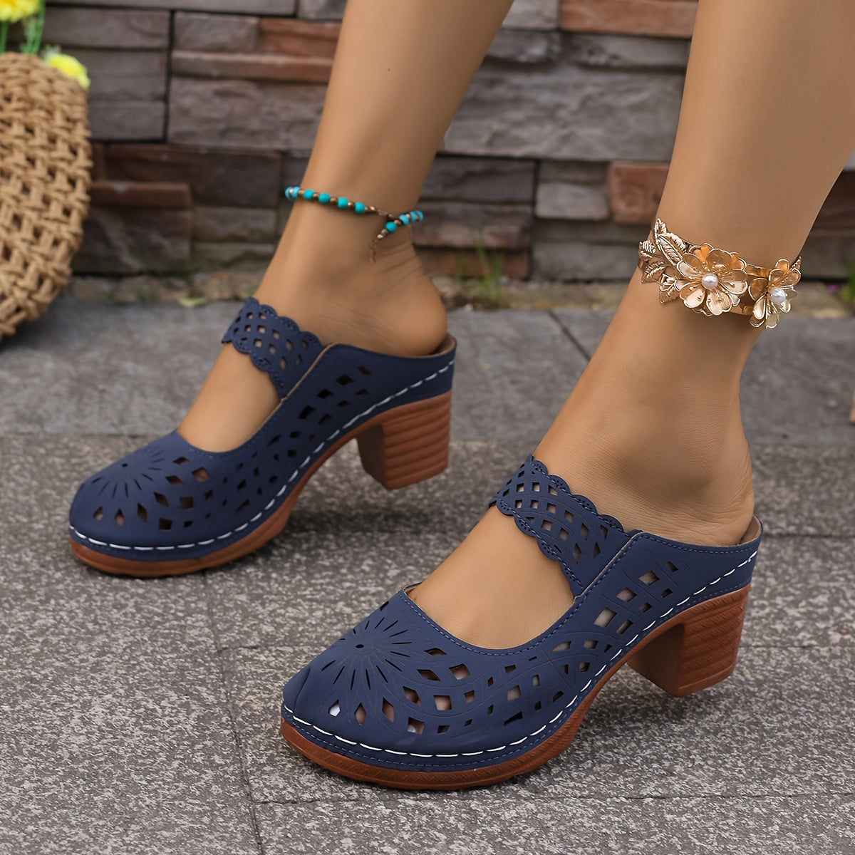 Ayollar uchun katta o'lchamli yopiladigan yuqori poyabzal, bir xil rangli, qulay