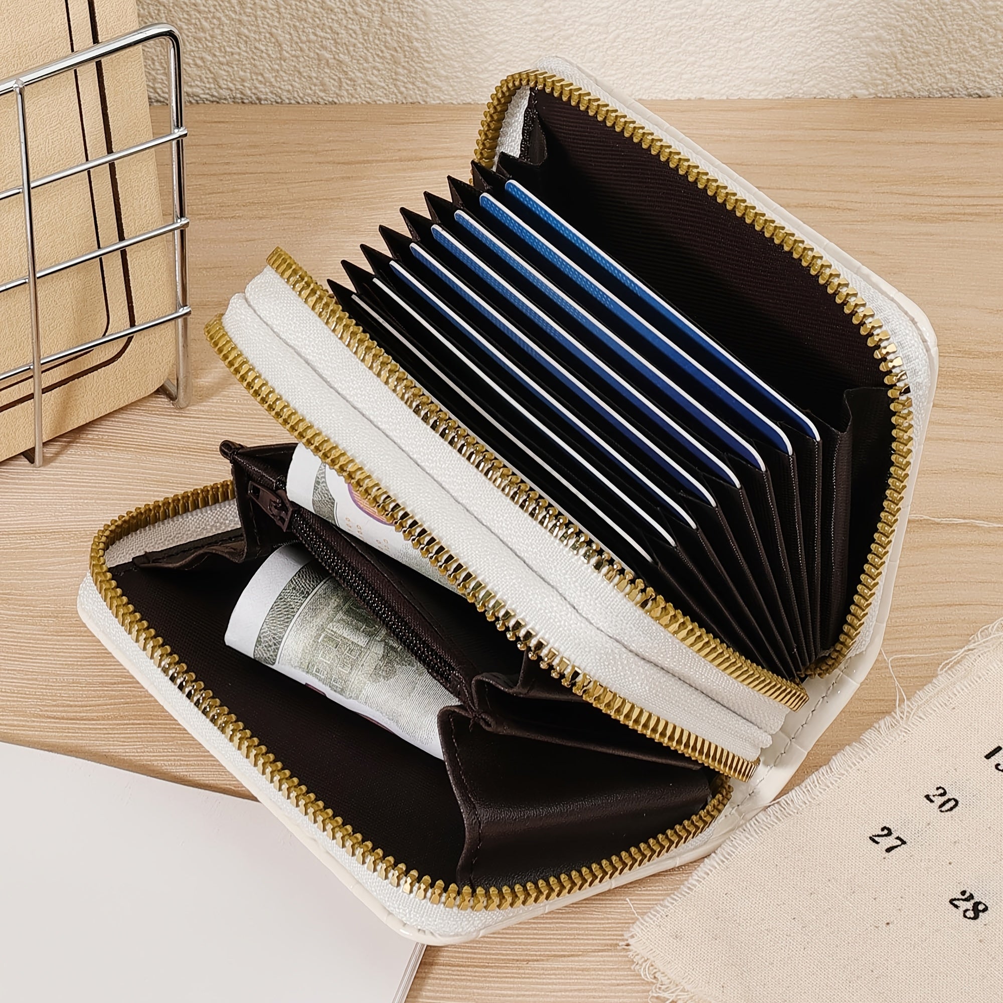 Cartera para tarjetas de crédito para mujer con estampado floral de letras, negro y blanco, gran capacidad, con cremallera y textura de cocodrilo en PU