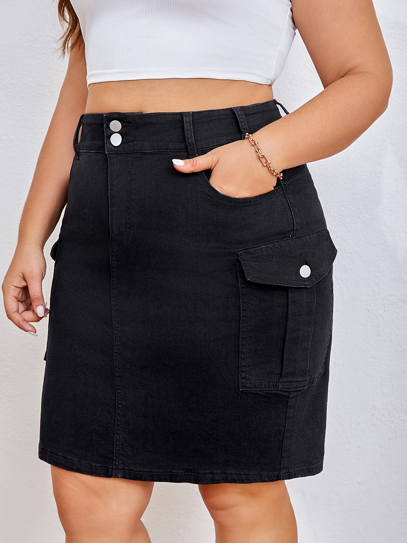 Ayollar uchun kattaroq o'lchamdagi qora denim cargo yubkasi yon cho'ntaklar bilan