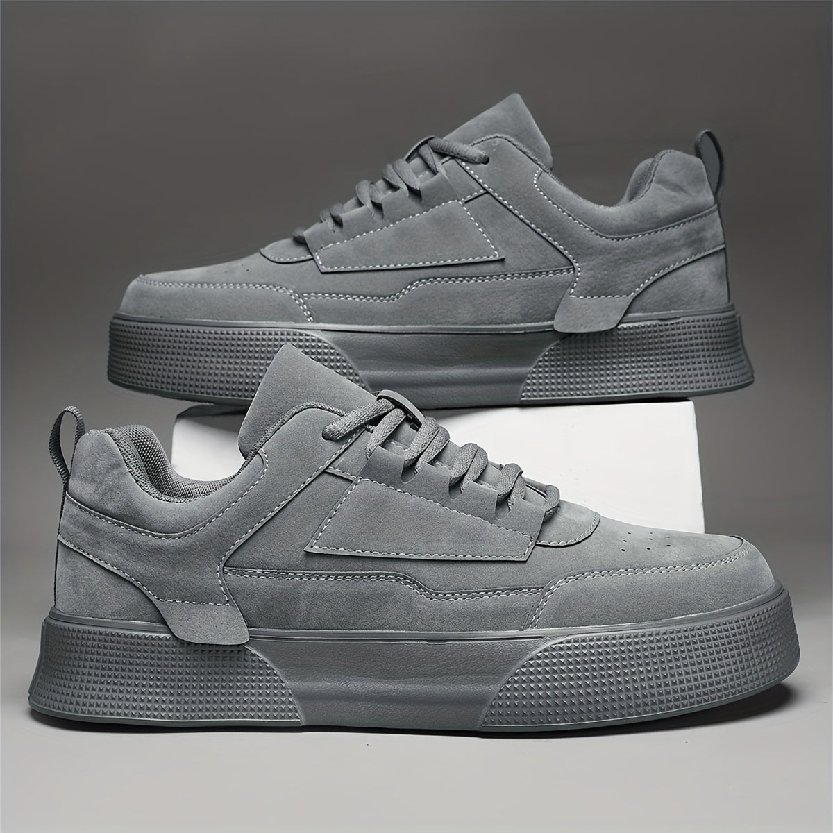 Men's Gray Low-Top Skate Shoes with Thick Sole and Lace-Up Closure