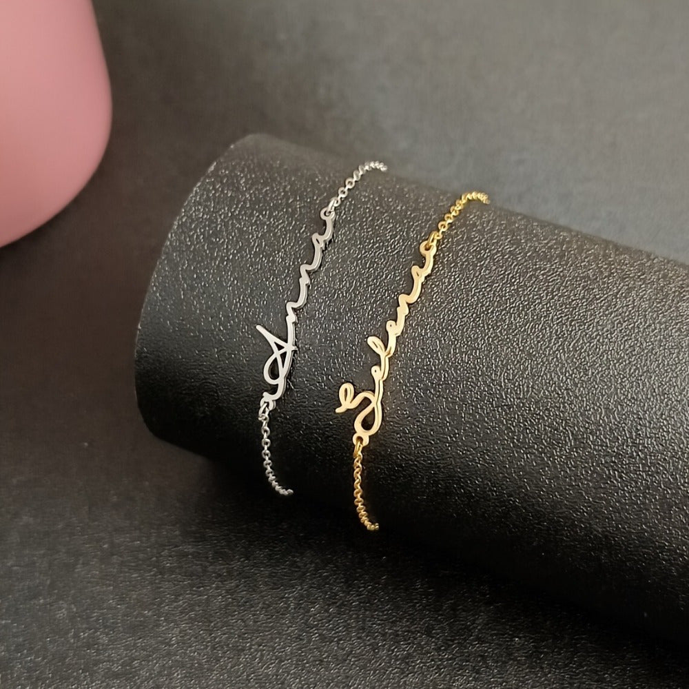 Pulsera personalizada de oro y acero inoxidable para mujeres Elaine con fuente cursiva, joyería elegante