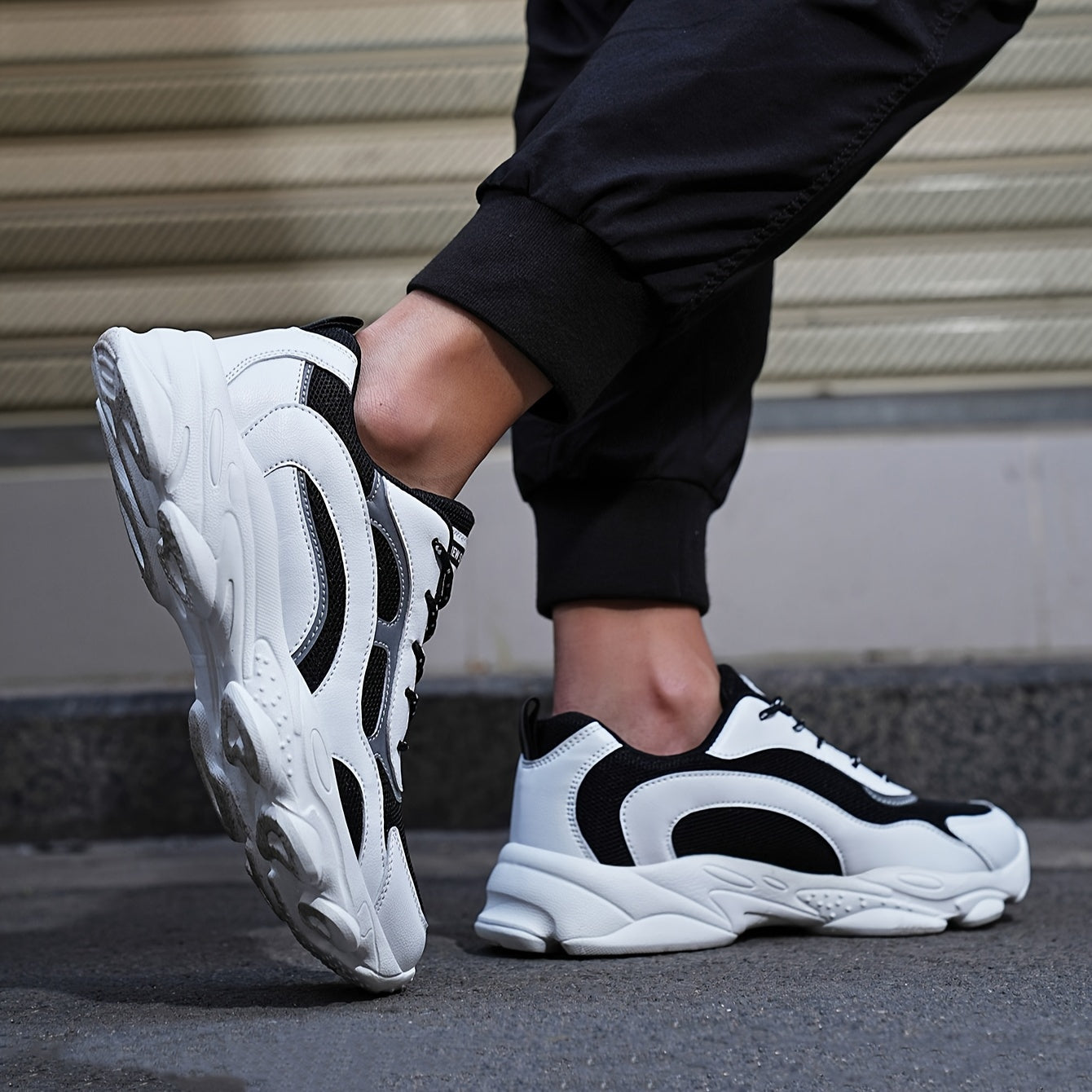 Erkaklarning ochiq havoda faoliyatlari uchun retro ko'rinishga ega aks ettiruvchi qalin poyabzal.