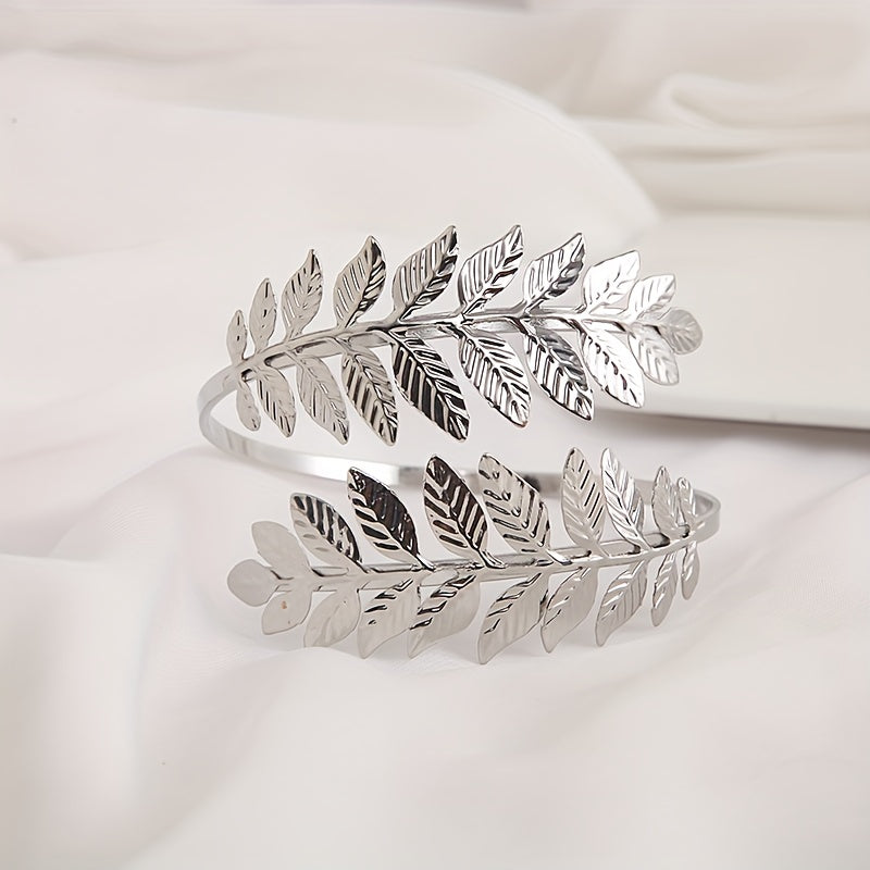 Шторы украшены кленовыми листьями.