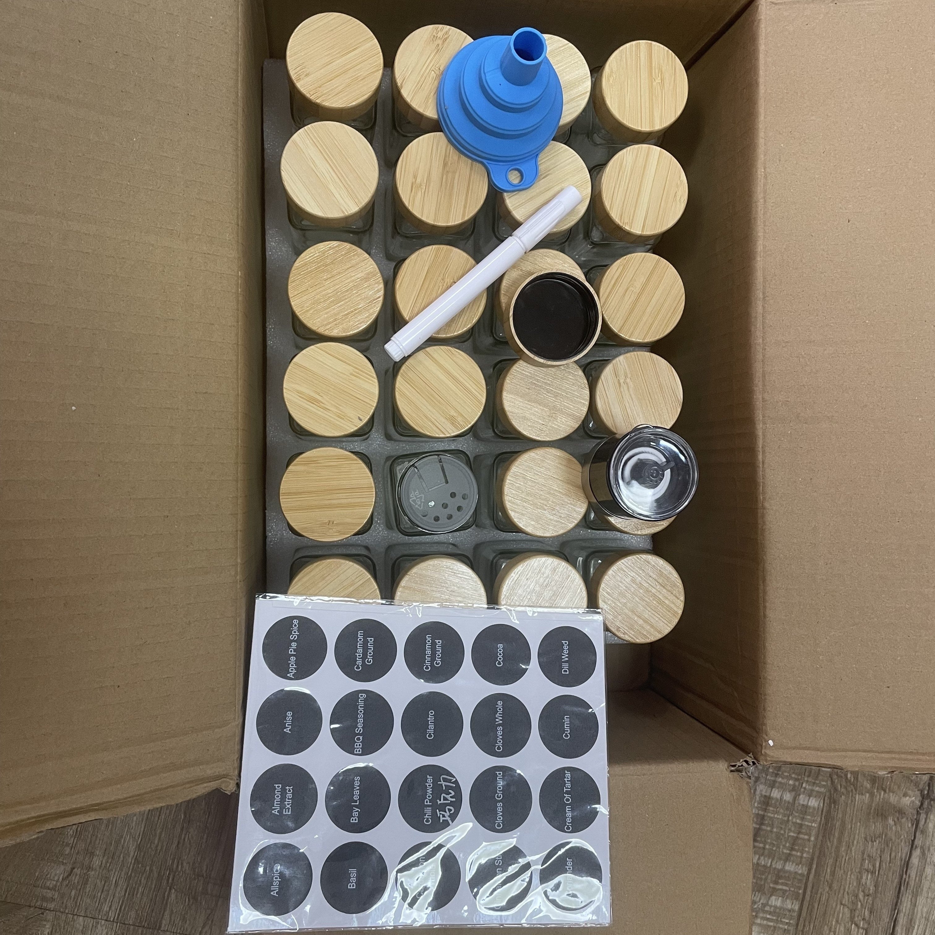 12, 24, 36 yoki 48 dona havo o'tkazmaydigan shisha ziravorlar idishlari to'plami oshxonadagi ziravorlar shishalarini tartibga solish uchun. Shuningdek, BBQ rublari, o'tlar va ziravorlar uchun ham ishlatilishi mumkin. Oziq-ovqat bilan aloqa uchun xavfsiz.