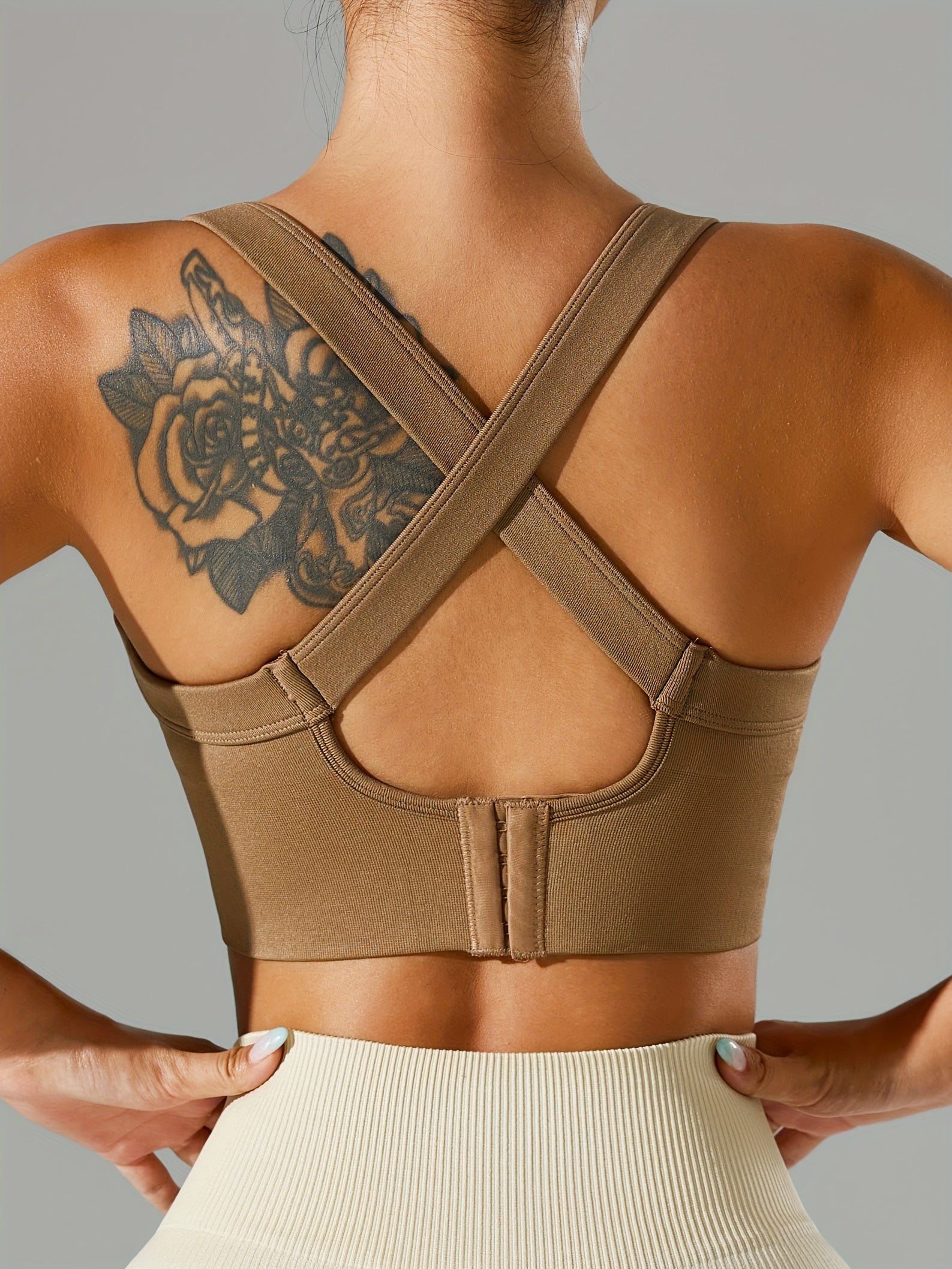 Ayollar uchun bir rangli sport brassi, kesishgan orqa tasmalari bilan