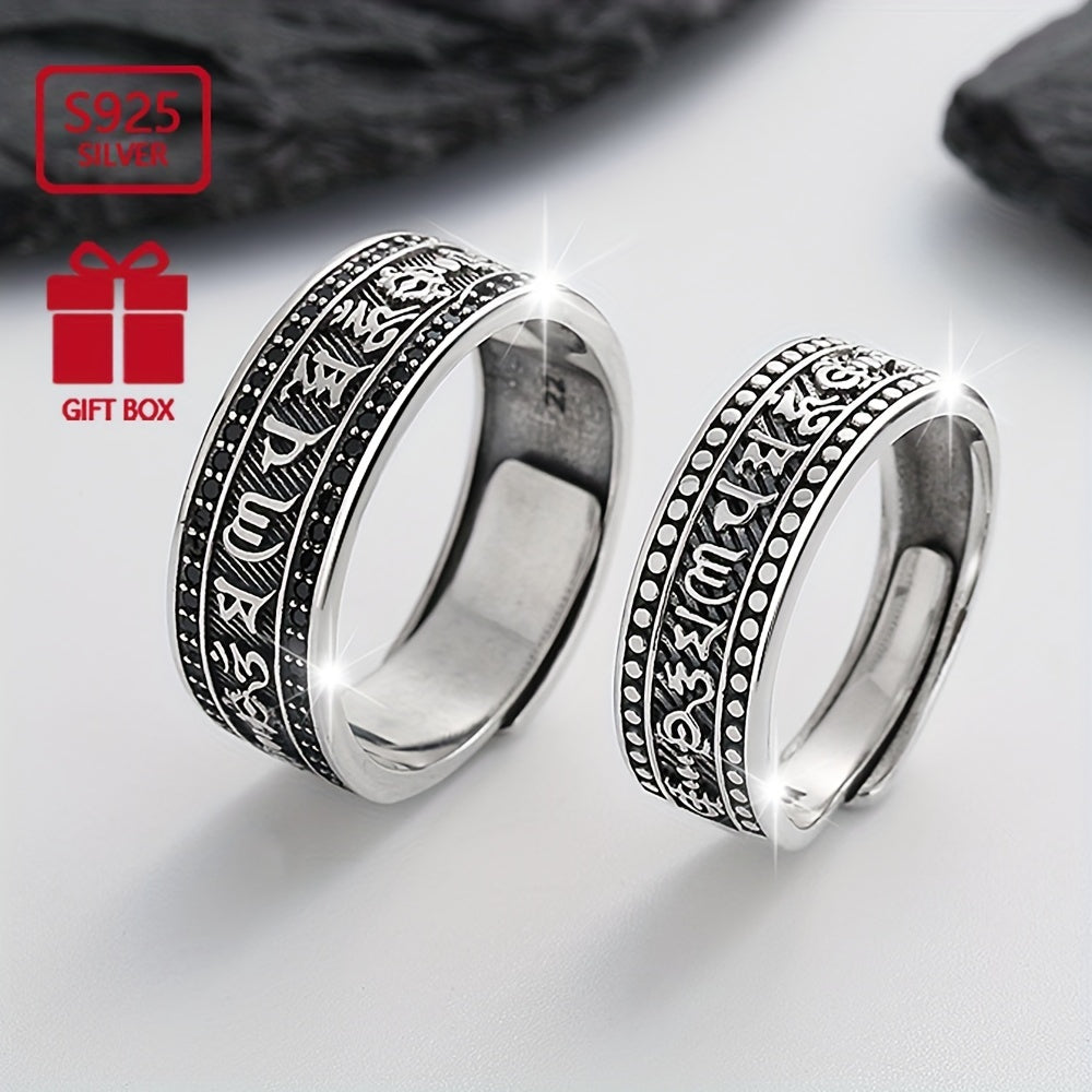 Ushbu 925 sterling kumush halqa 18k oltin bilan qoplangan va yuzasida o'yilgan mantra mavjud. Bu erkaklar va ayollar uchun mos keladi va oila, do'stlar yoki yaqin inson uchun yuqori sifatli sovg'a bo'ladi.