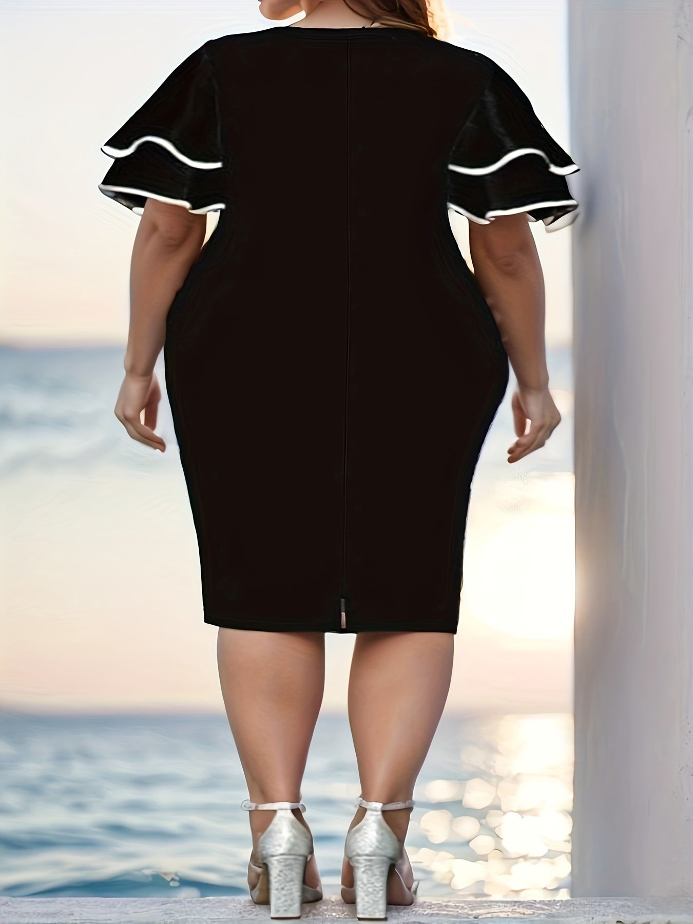 Элегантное летнее платье-миди с цветочным принтом, рюшами и облегающим силуэтом из эластичной ткани