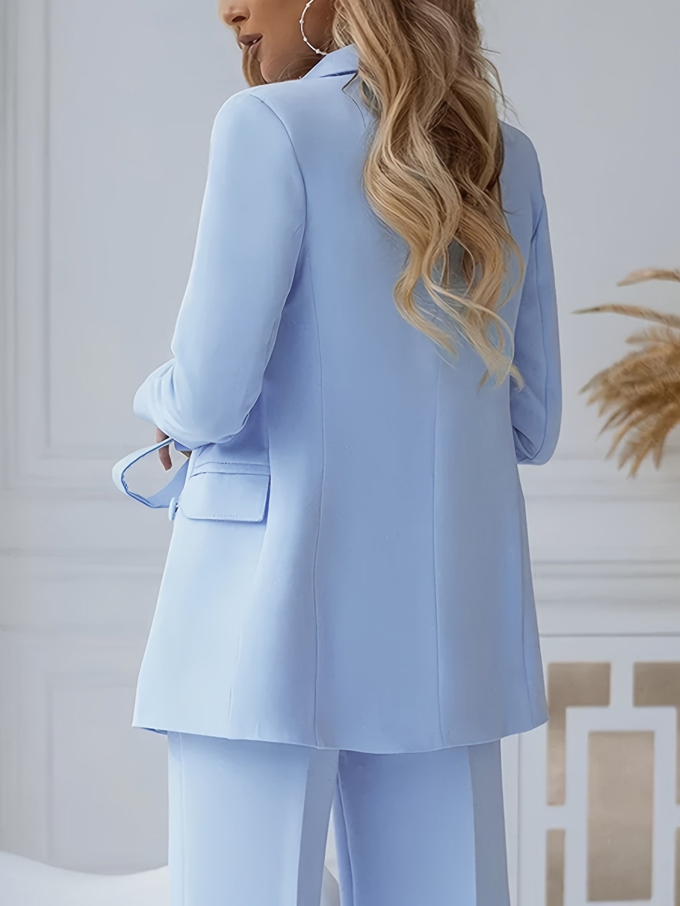 Ayollar uchun tasodifiy shik blazer. Bir rangda, uzun yengli, ikki qatorli. Polyesterdan tayyorlangan, mashinada yuvish mumkin. Kuz/Qish uchun ajoyib.