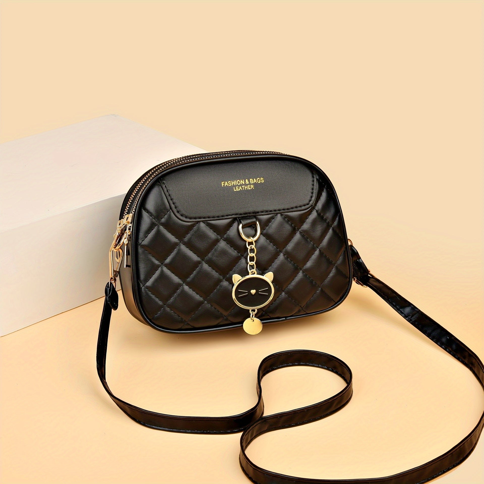 Qora plaid ko‘poyon sumka, zip yopilishi va polyester ichki qavati bilan