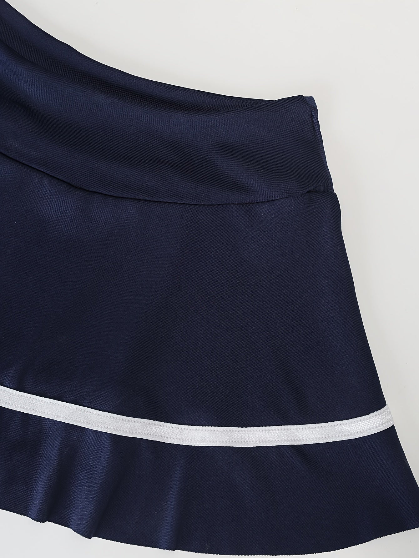 Jozibali ichki kiyim to'plami, yovvoyi rol o'ynash kostyumi, bo'yinbog'li ipli brassier va mini yubka.