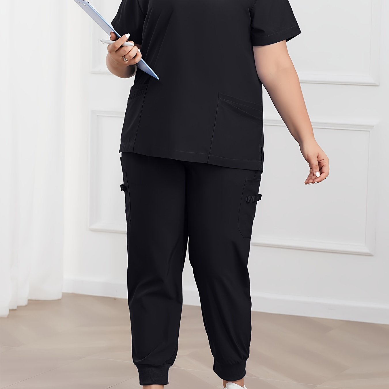 Katta o'lchamdagi bir rangli skrab to'plami, V shaklidagi qisqa yengli ko'ylak va shimlar, Ayollar uchun katta o'lchamdagi kiyimlar.