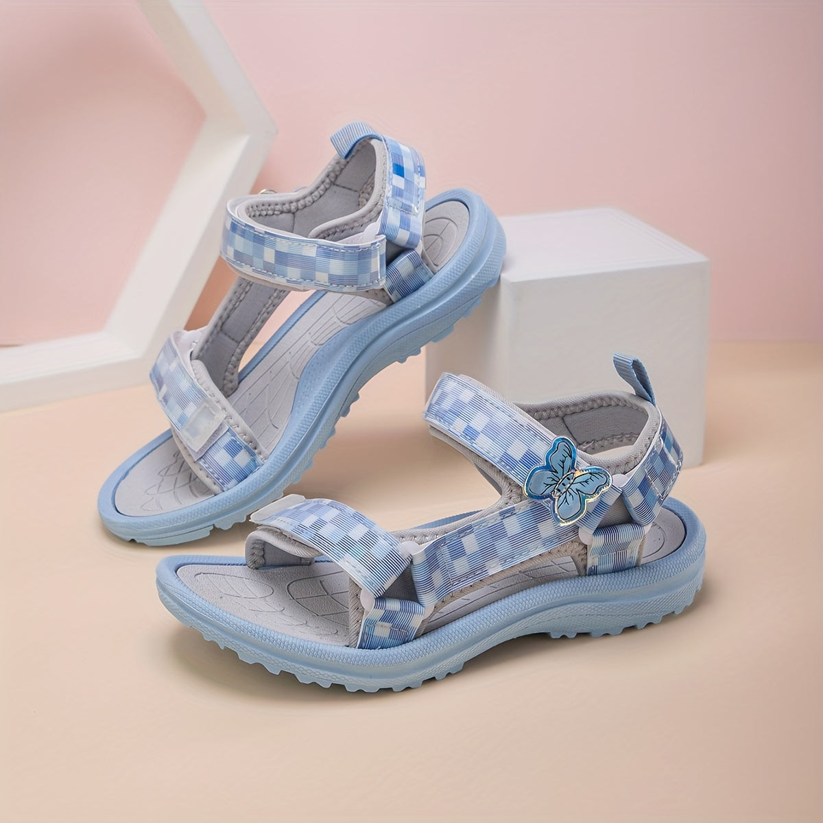 Sevimli qizlar uchun tekis naqshli sandallar, kapalak charm bilan, engil to'rli yuqori qismi, EVA tagligi, yopishqoq va halqa yopilishi. Plyaj yoki norasmiy kiyim uchun ideal, pushti rangda. Qulaylik uchun sozlanadigan tasma.