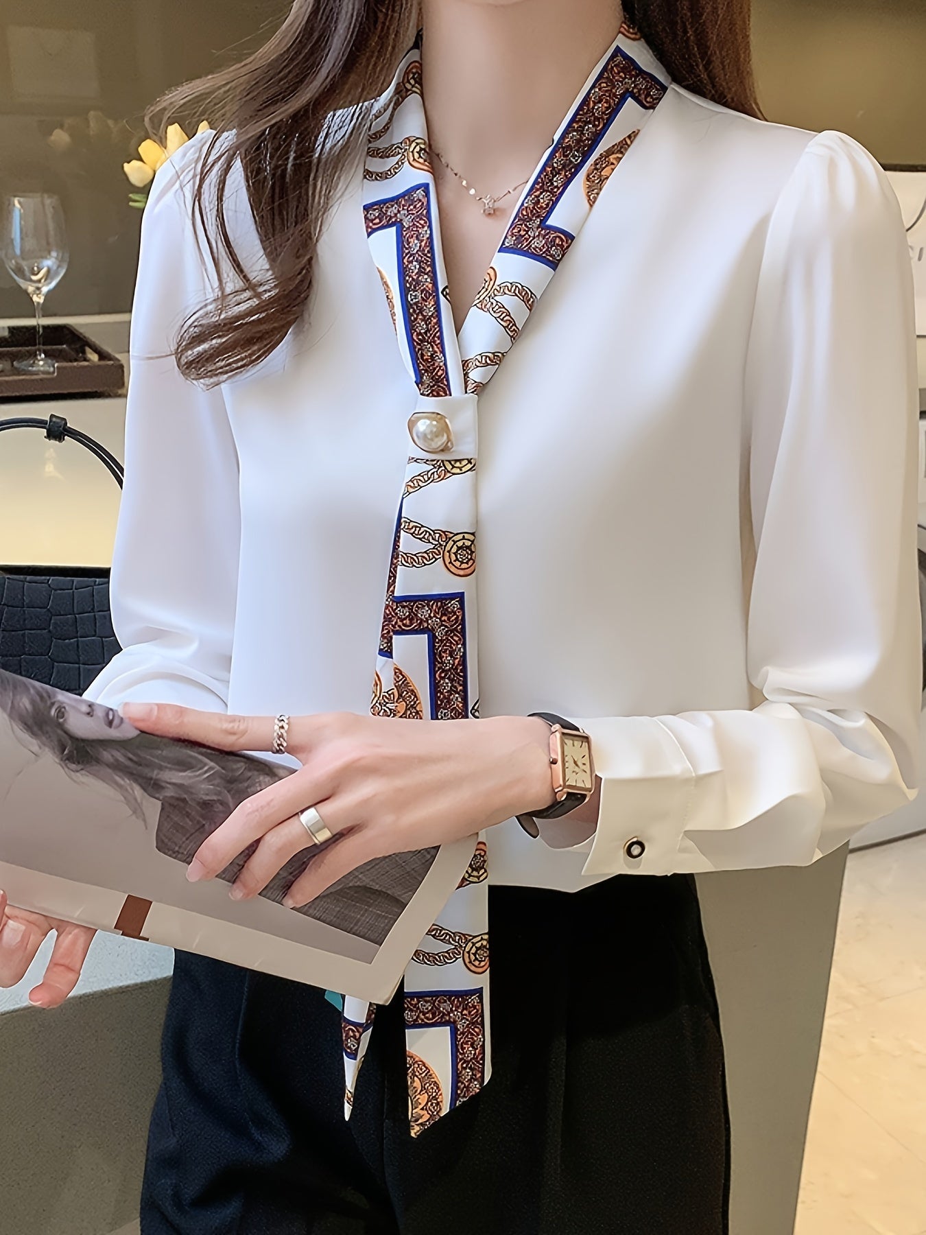 Blusa de poliéster para mujer con escote en V, patrón estampado y adornos de botones