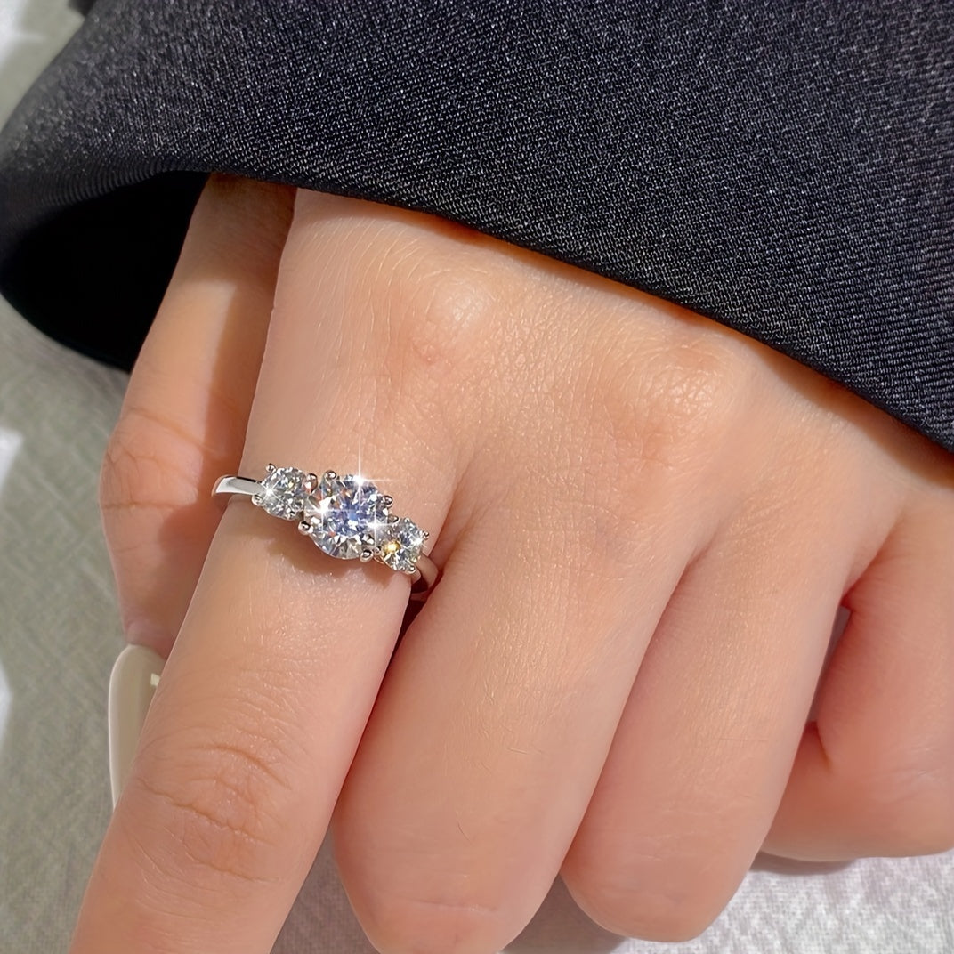 Ajoyib 1.6CT Mozambik to'y uzugi 3 ta olmos halqasi bilan, to'y halqasi, 925 sterling kumush va'da uzugi, abadiy uzuk, yubiley uzuki, 14-fevral sovg'asi. Ushbu nobut va hashamatli ayollar to'y zargarligi Mozambik toshining og'irligi bilan ajralib turadi.