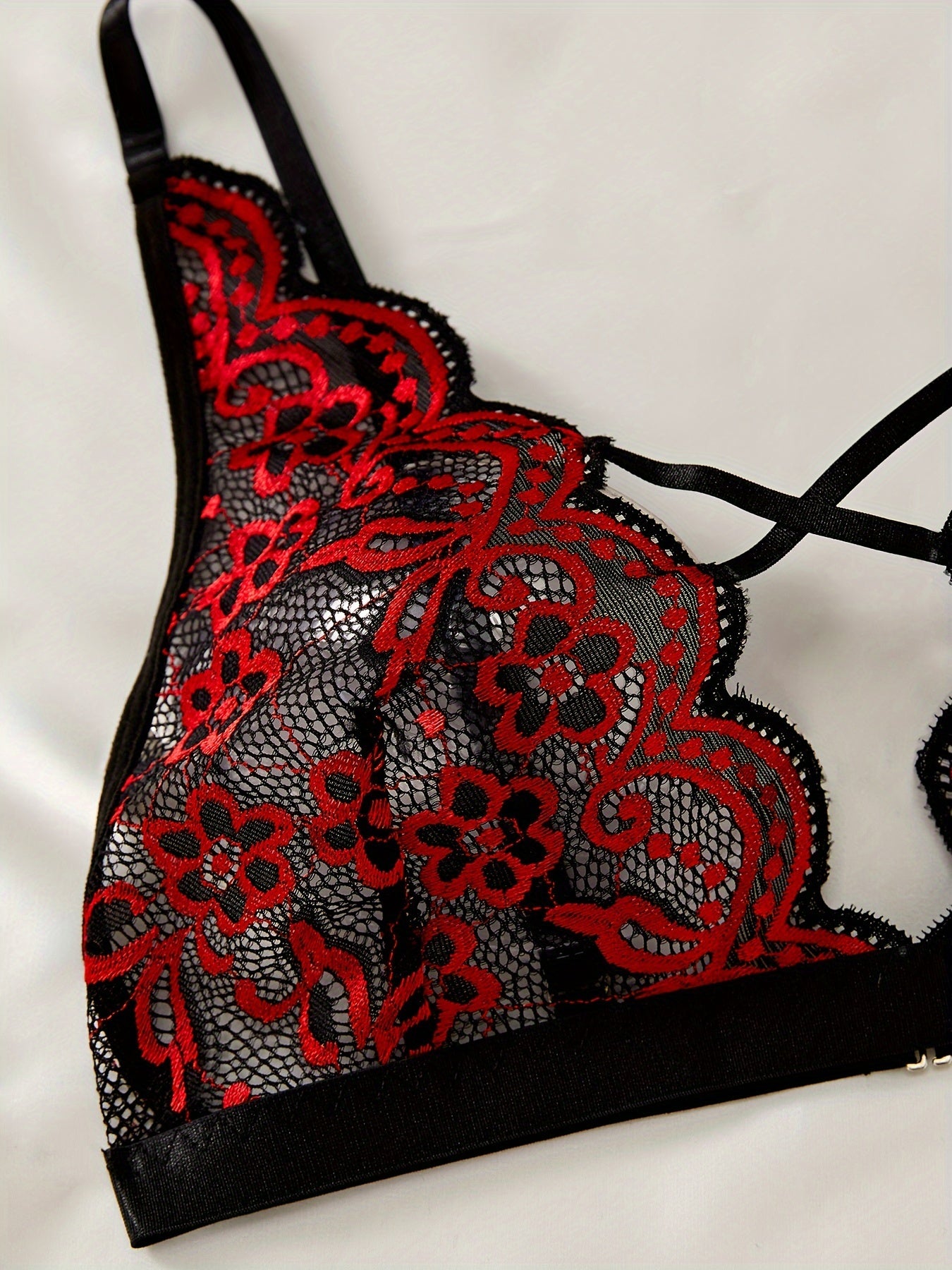 Dantel bilan tikilgan gullar bilan bezatilgan ichki kiyim to'plami.