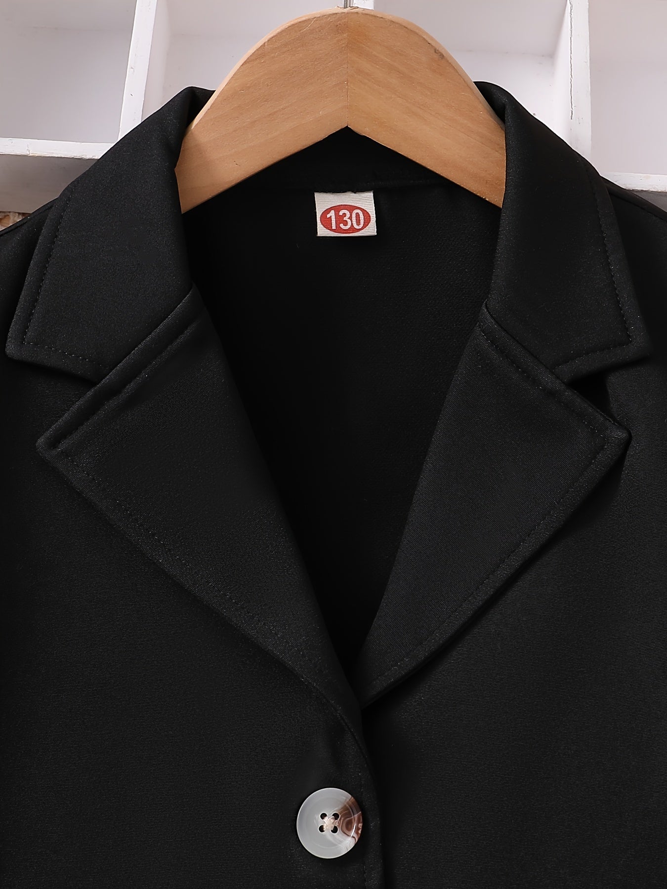 Qizlar uchun nafis 3-qismli to'plam, qisqa blazer, yengsiz kamizel va to'g'ri oyoq shimlaridan iborat, bir rangda. Bahor/kuz moda uchun ajoyib.