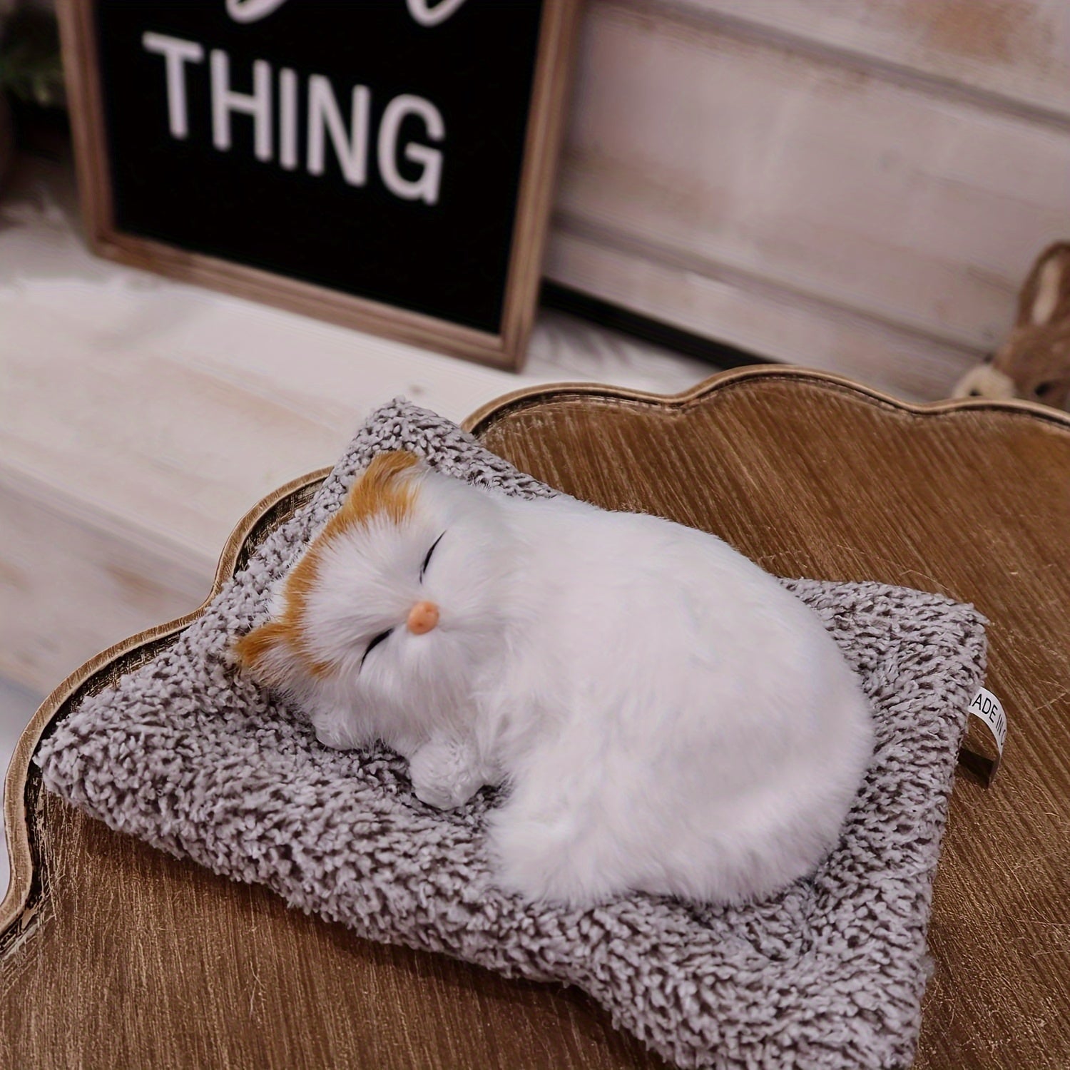 Tegishli sezgir mushuk o'yinchoq - yoshlar uchun mukammal va qiz do'stlariga sovg'a sifatida, uy bezaklari yoki avtomobil ornamentlari sifatida ishlatilishi mumkin. Issiq va yoqimli simulyatsiya uy hayvoni. Bayramlar uchun ideal va