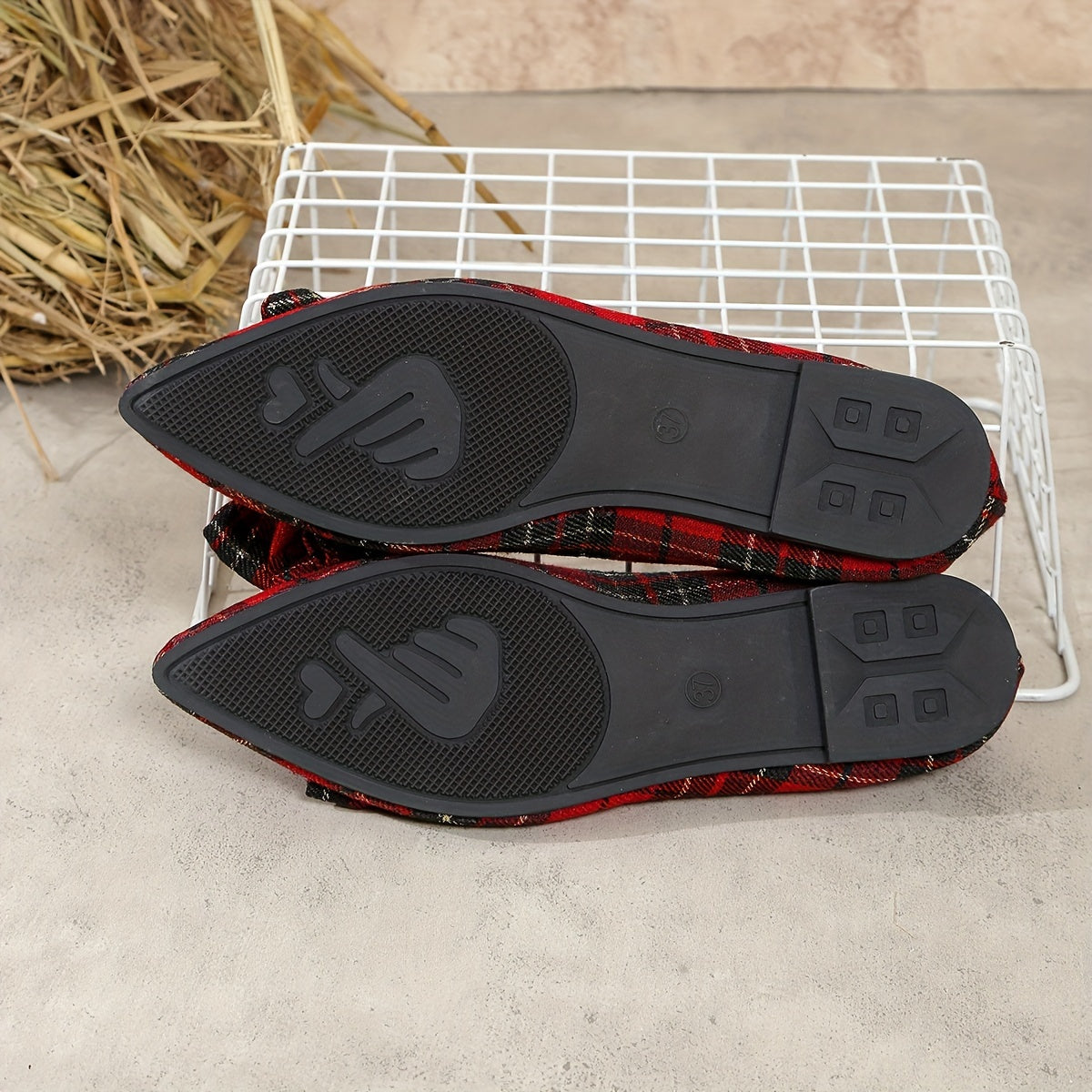 Ayollar uchun tekis oyoq kiyimlar, qizil va qora ranglarda, uchburchak burchakli oyoq va slip-on dizayni