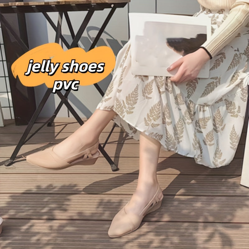 Ayollar uchun to'g'ri ranglarda, uchburchak barmoq bilan tasodifiy qulaylik uchun to'piq tasmasi bo'lgan poyabzal.