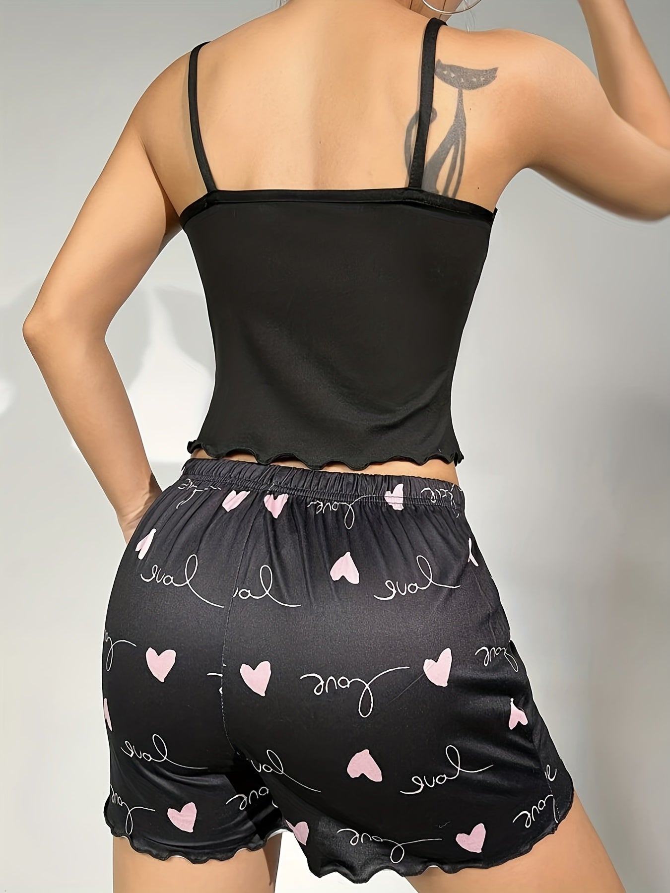 Conjunto de ropa de dormir para mujer con pantalones cortos con borde de volante y estampado de corazones con letras