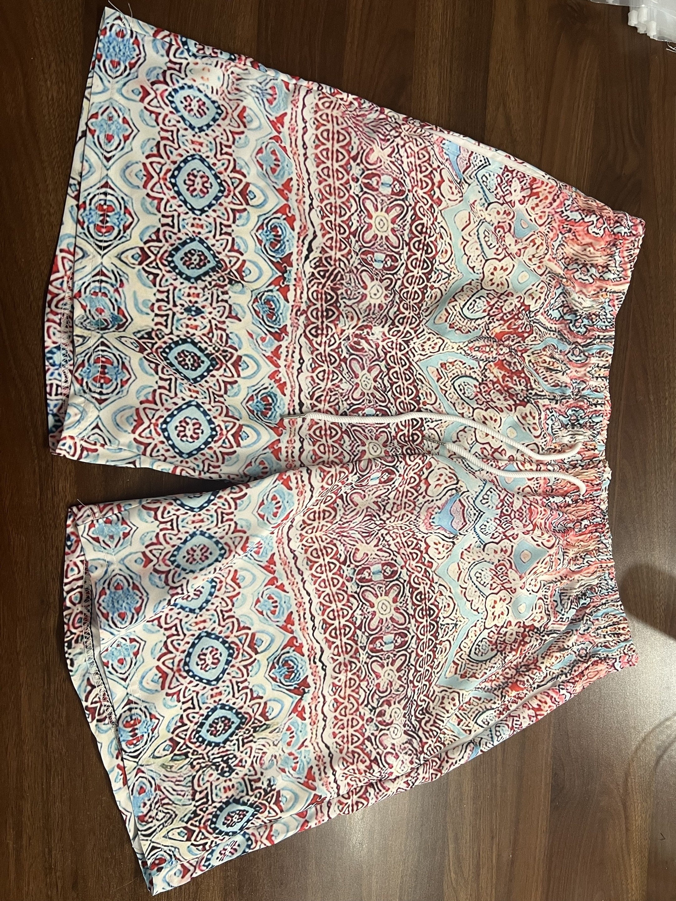 Erkaklar uchun plussiz grafik printli plyaj shortlari, elastik tortish belbog'i bilan.