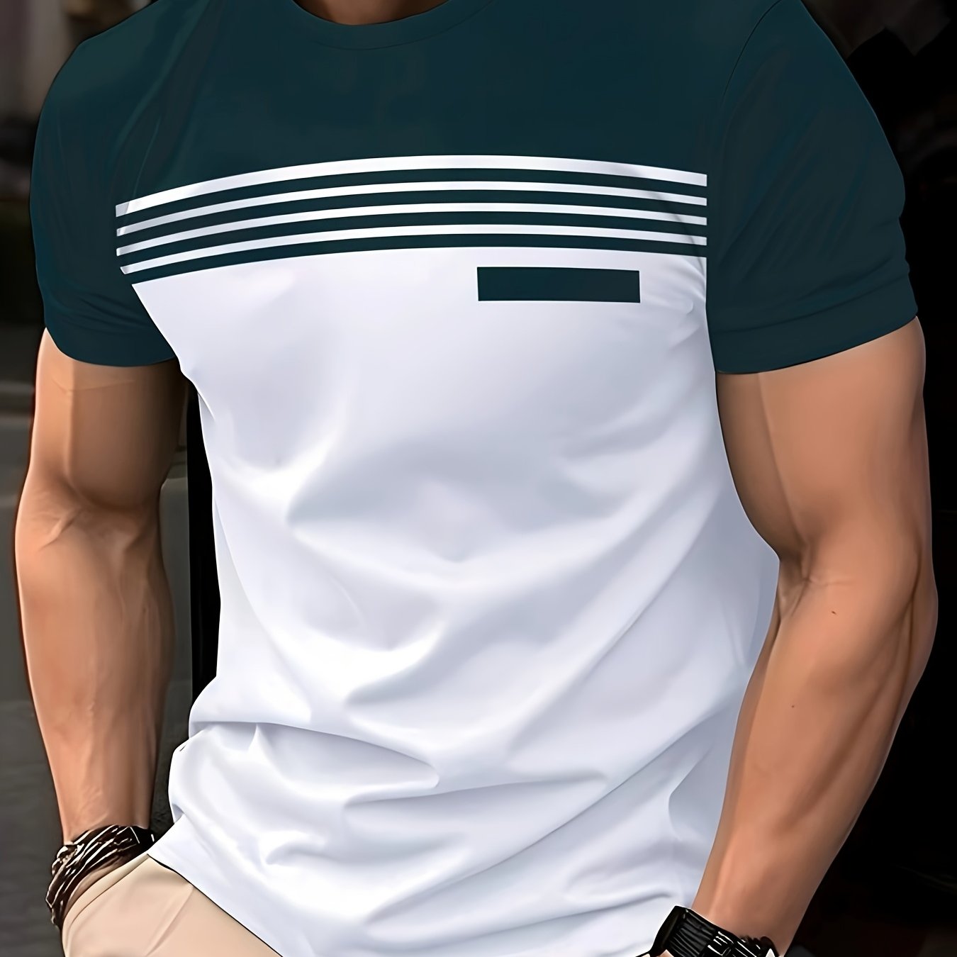 Erkaklar uchun qisqa yengli futbolka, chiziqli geometrik naqsh bilan, yumshoq bo'yin, odatdagi kesim, 100% polyester to'qima matodan tayyorlangan, biroz cho'ziluvchan.